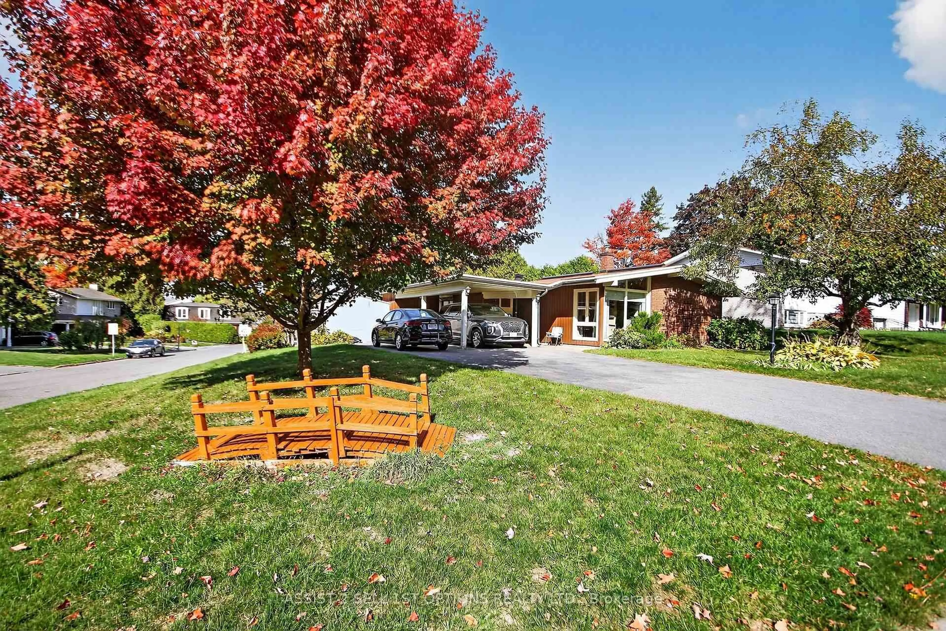 Patio, street for 24 Barnes Cres, Nepean Ontario K2H 7C2