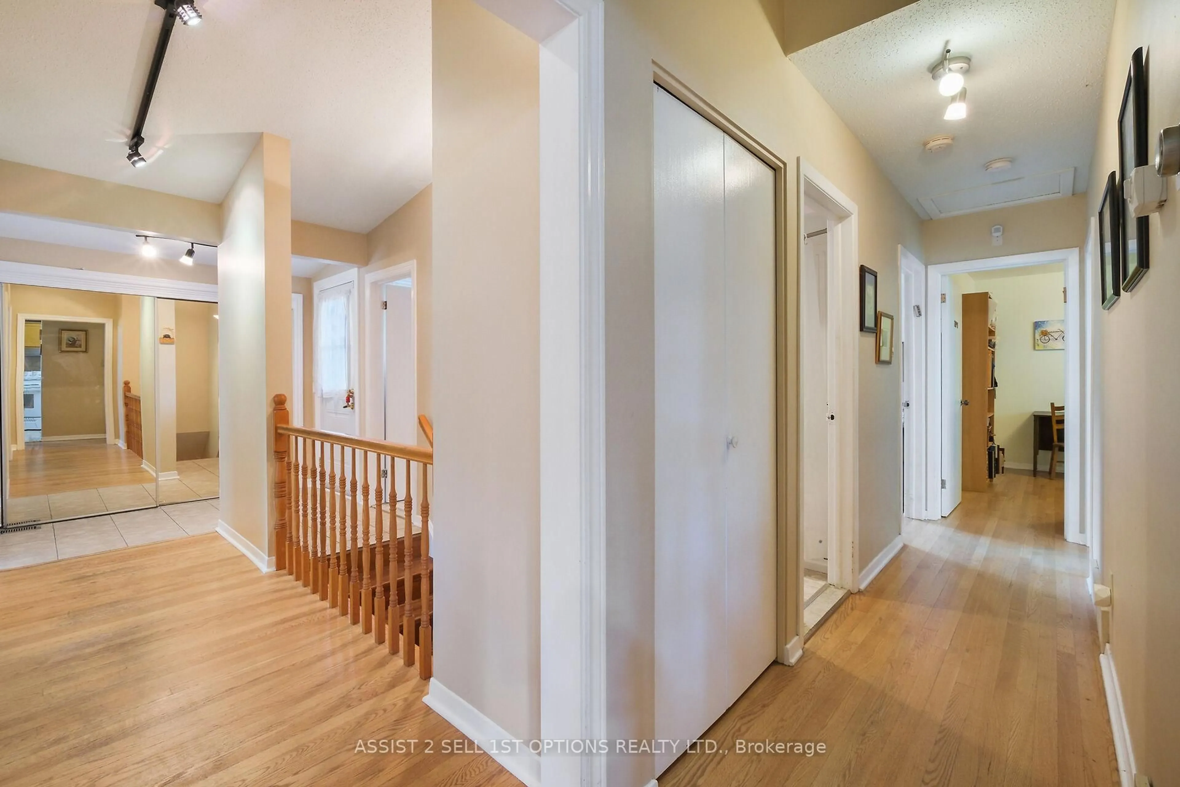 Indoor entryway for 24 Barnes Cres, Nepean Ontario K2H 7C2