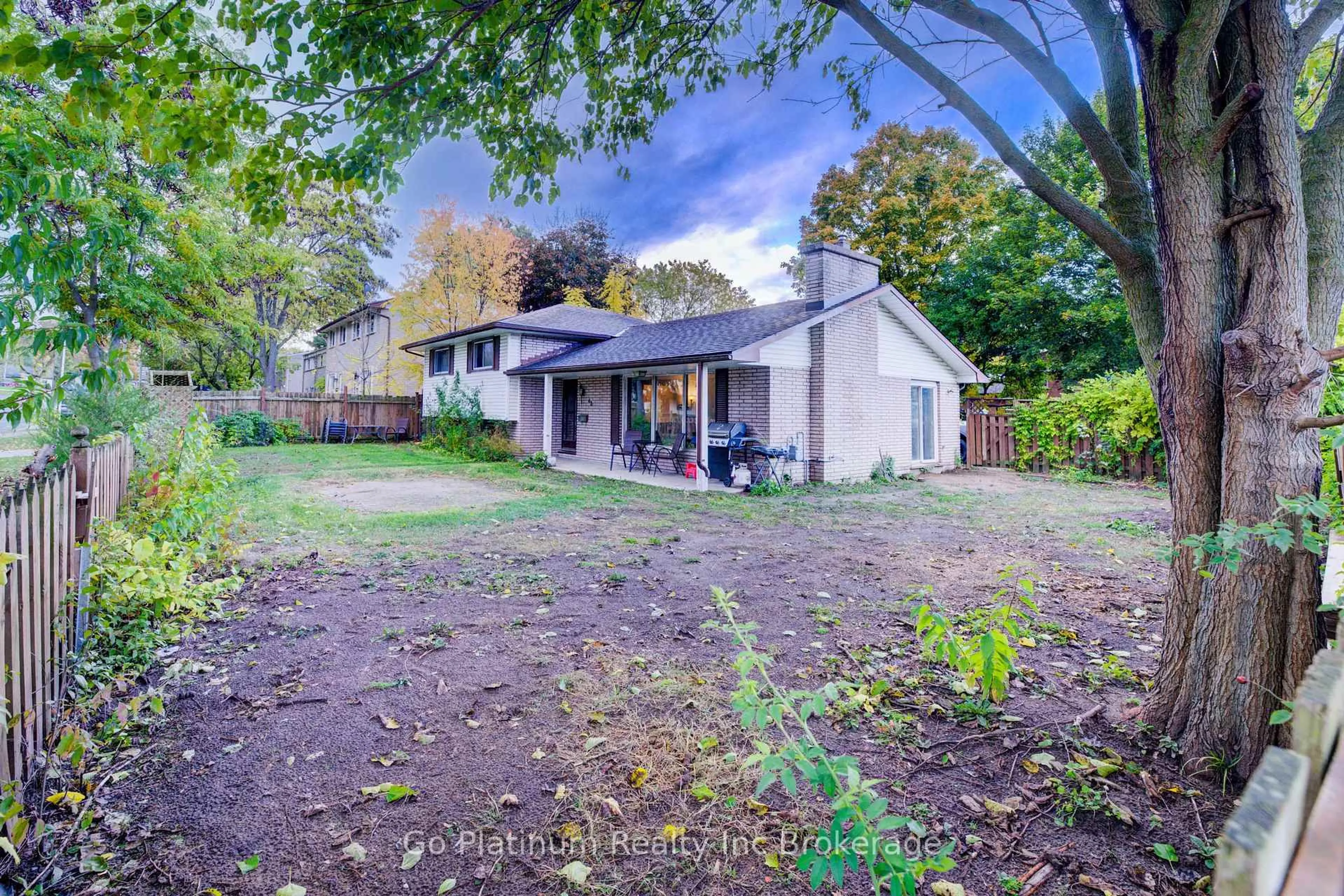 A pic from outside/outdoor area/front of a property/back of a property/a pic from drone, unknown for 43 Earle St, Tillsonburg Ontario N4G 2M5