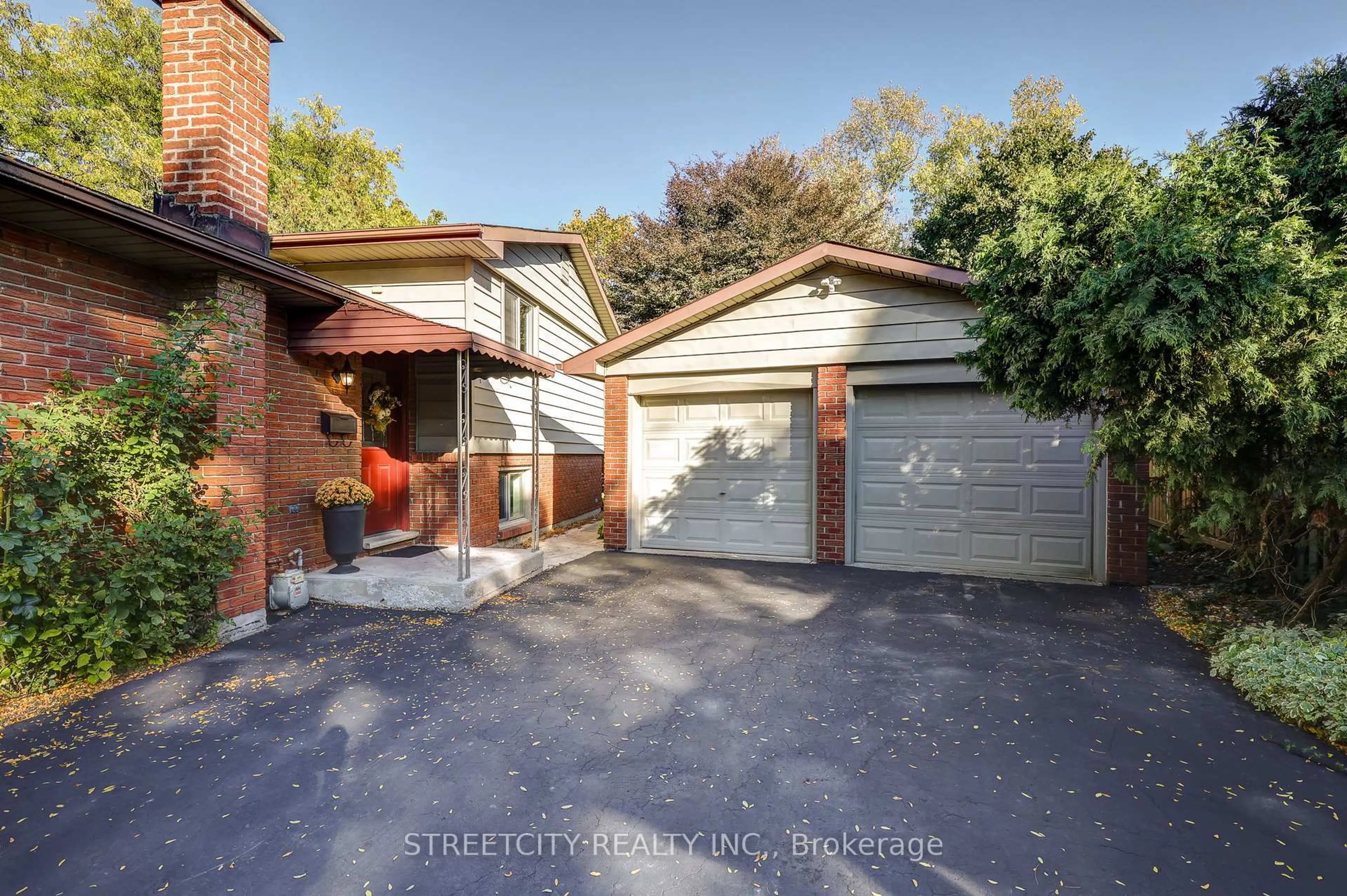 A pic from outside/outdoor area/front of a property/back of a property/a pic from drone, street for 71 Glenburnie Cres, London North Ontario N5X 2A1