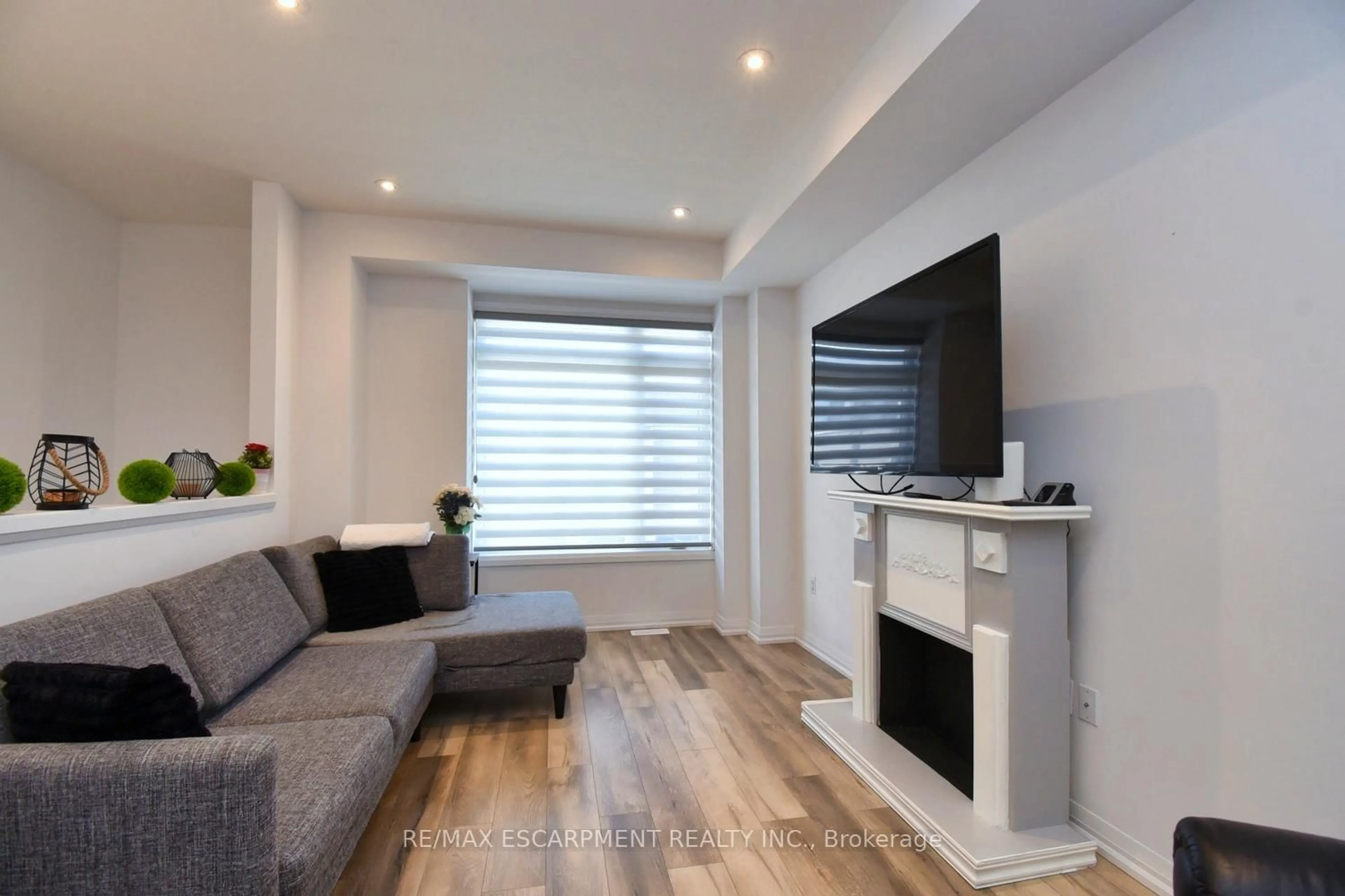 Living room with furniture, wood/laminate floor for 120 Court Dr #66, Brant Ontario N3L 4C1