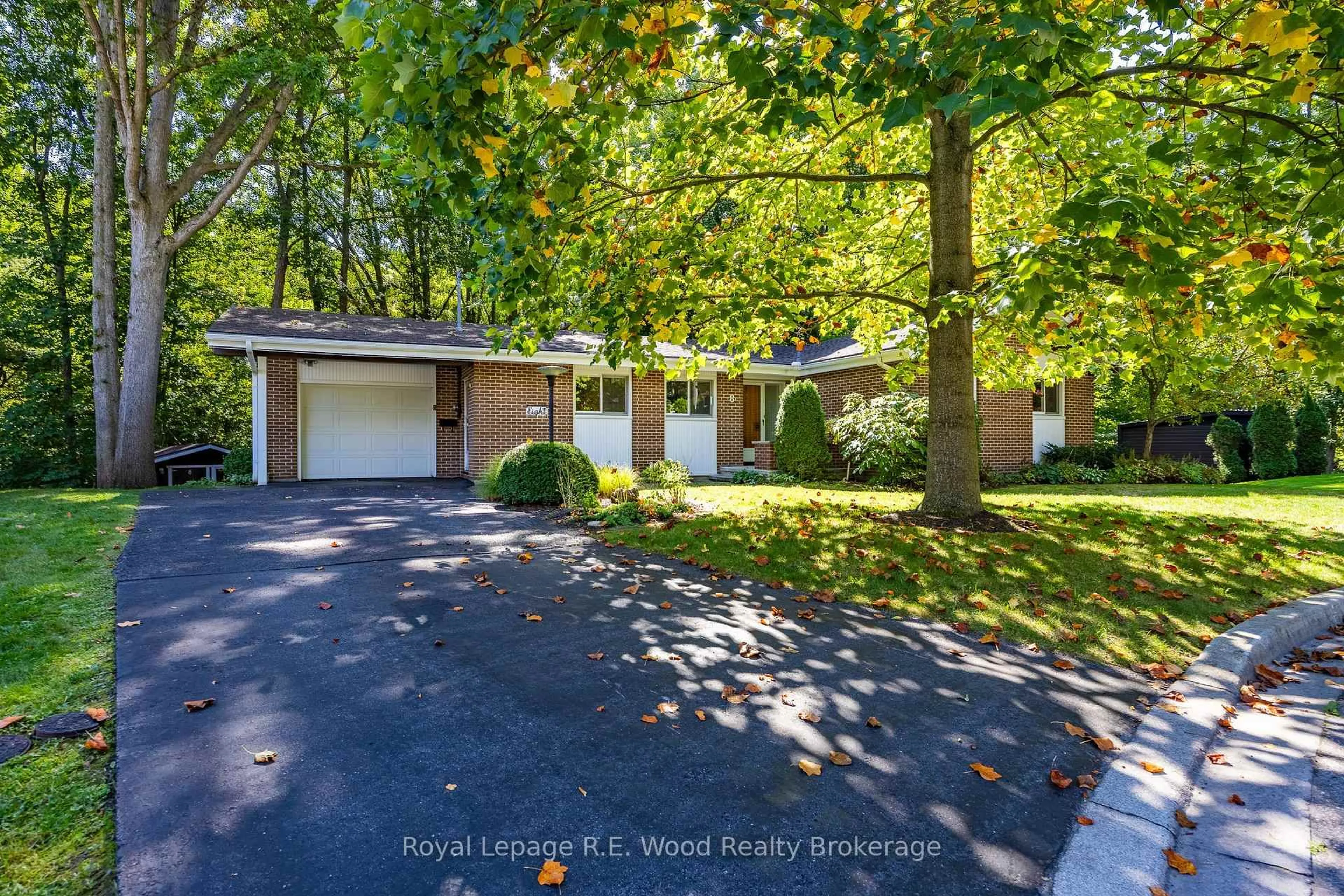 A pic from outside/outdoor area/front of a property/back of a property/a pic from drone, unknown for 8 Highland Dr, Tillsonburg Ontario N4G 2E9