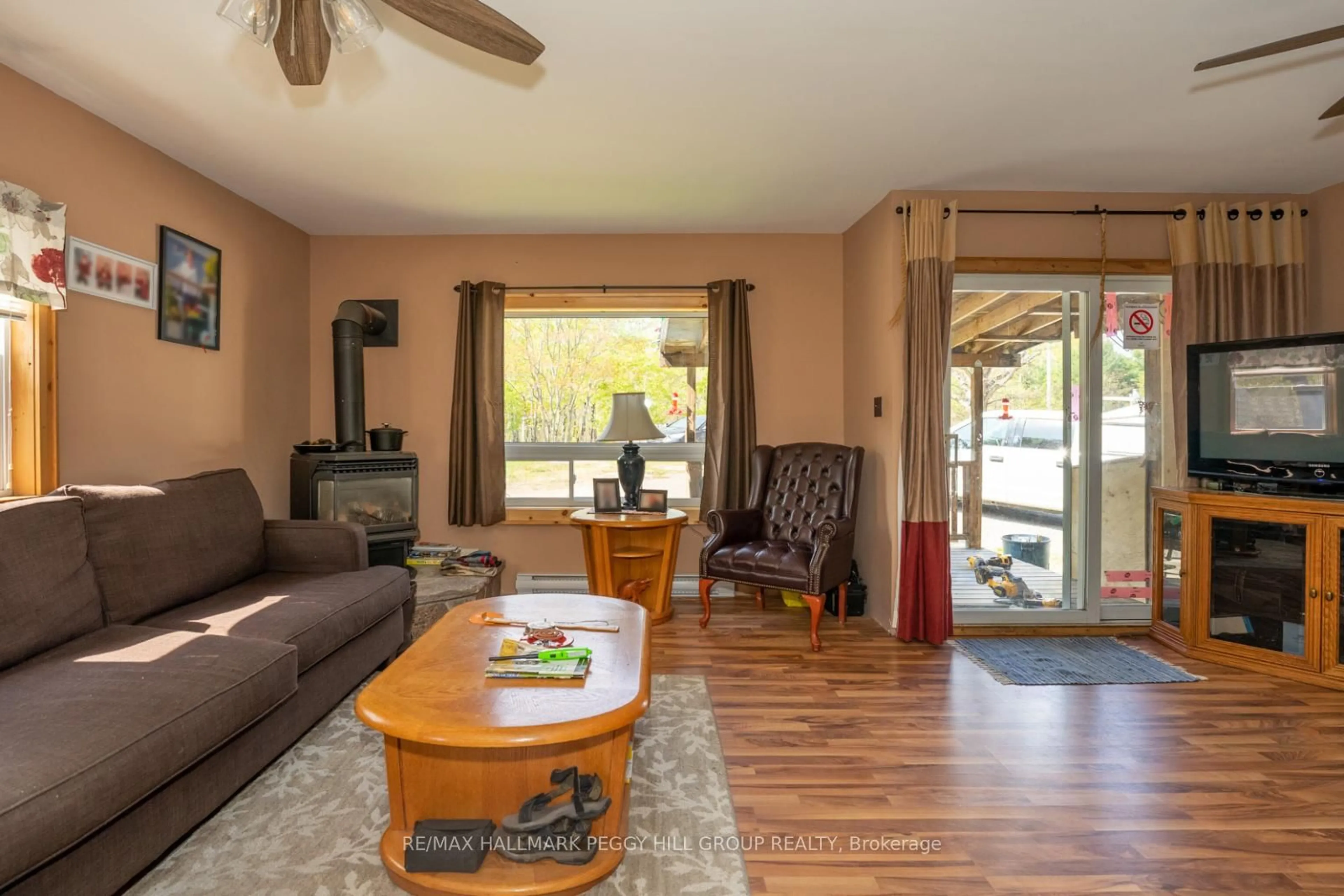 Living room with furniture, wood/laminate floor for 94 HIGH St, Georgian Bay Ontario P0C 1H0