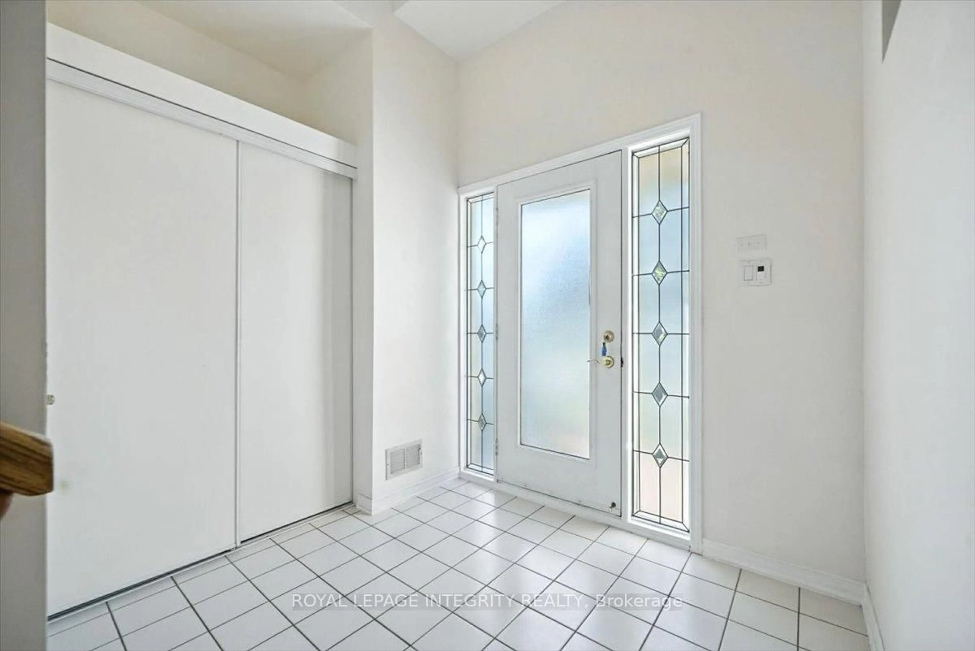 Indoor entryway for 17 Columbus Ave, Ottawa Ontario K1K 1R2