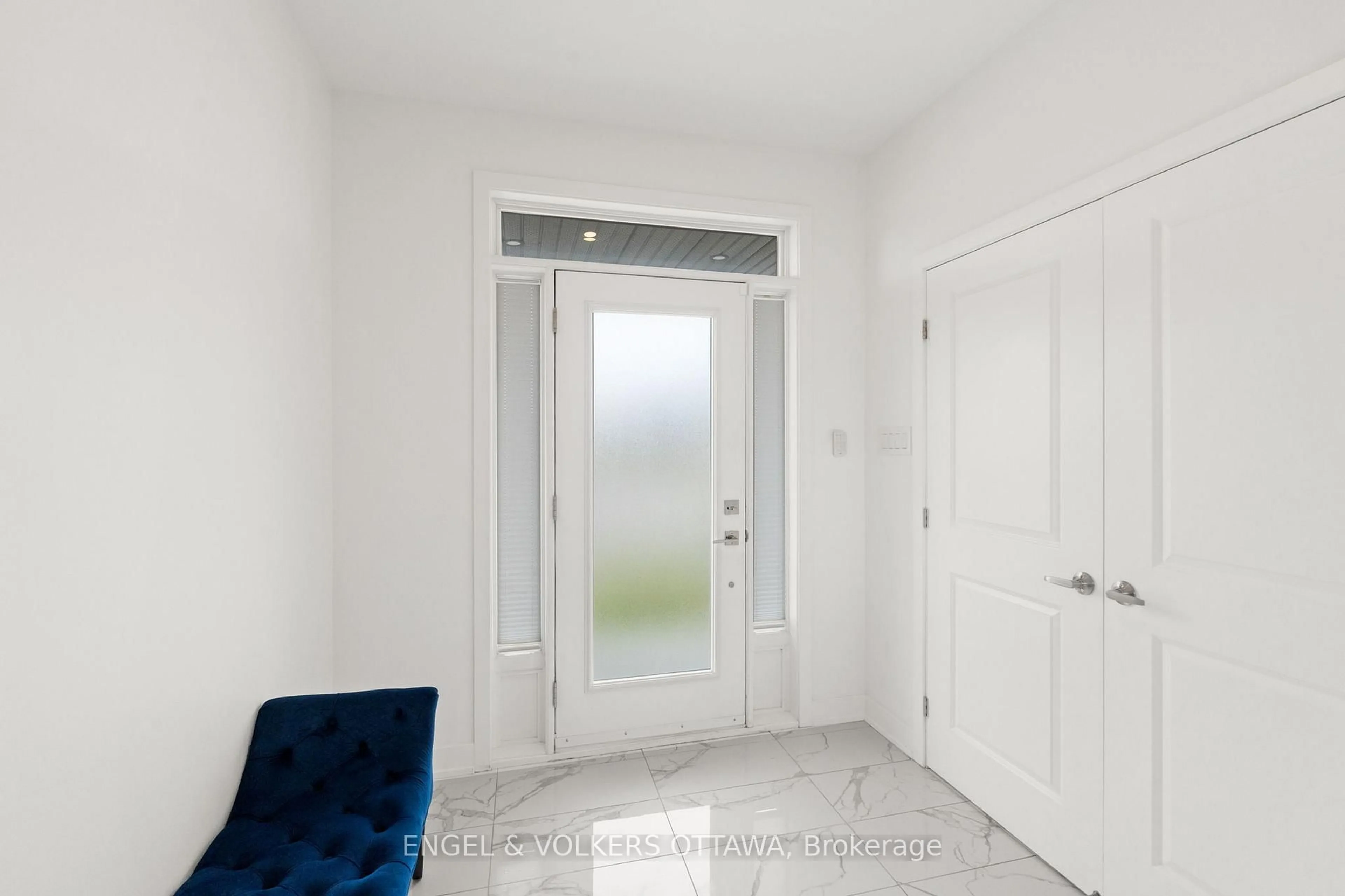 Indoor entryway for 1047 Hydrangea Ave, Ottawa Ontario K4M 0L5