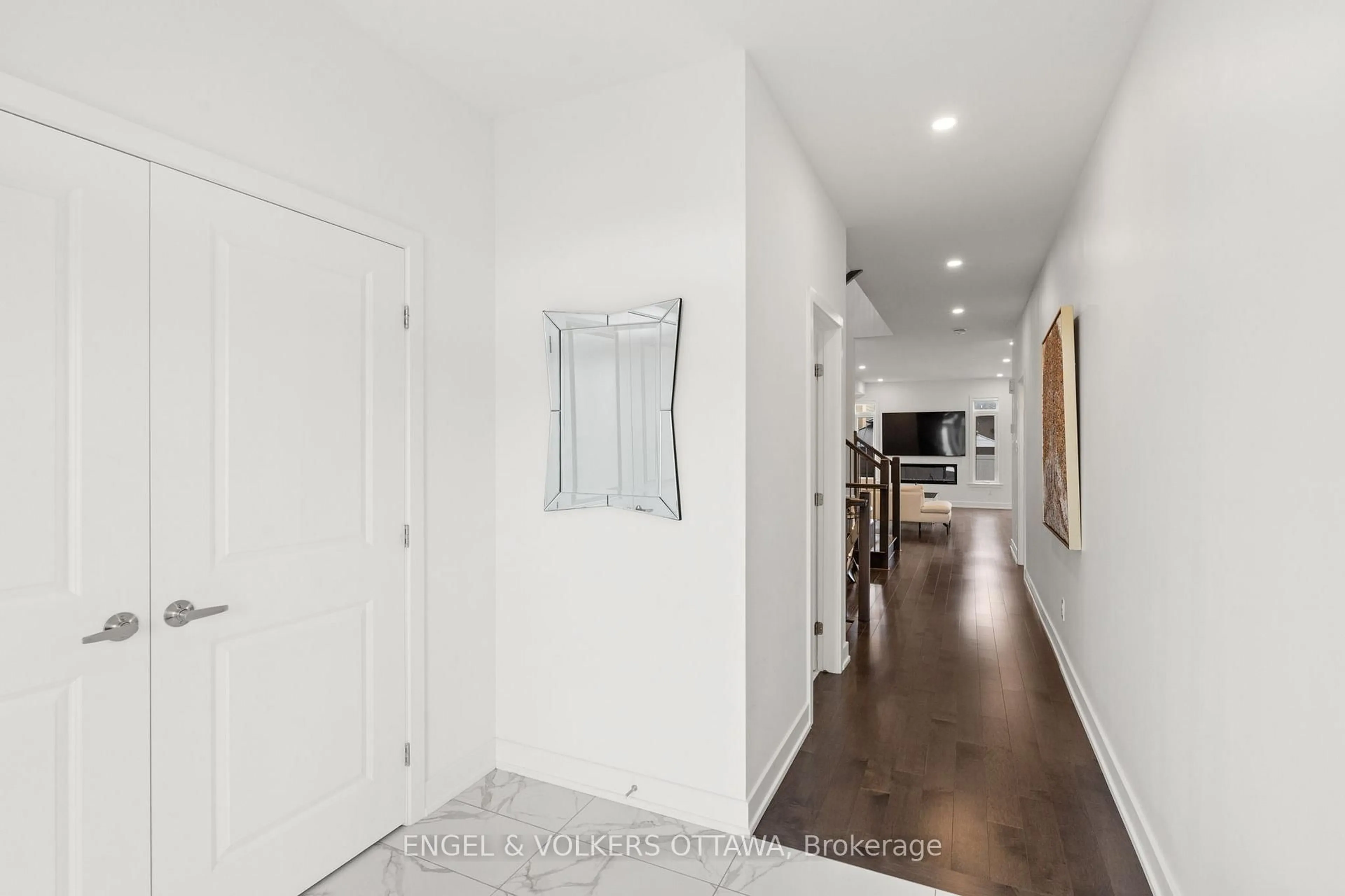 Indoor entryway for 1047 Hydrangea Ave, Ottawa Ontario K4M 0L5