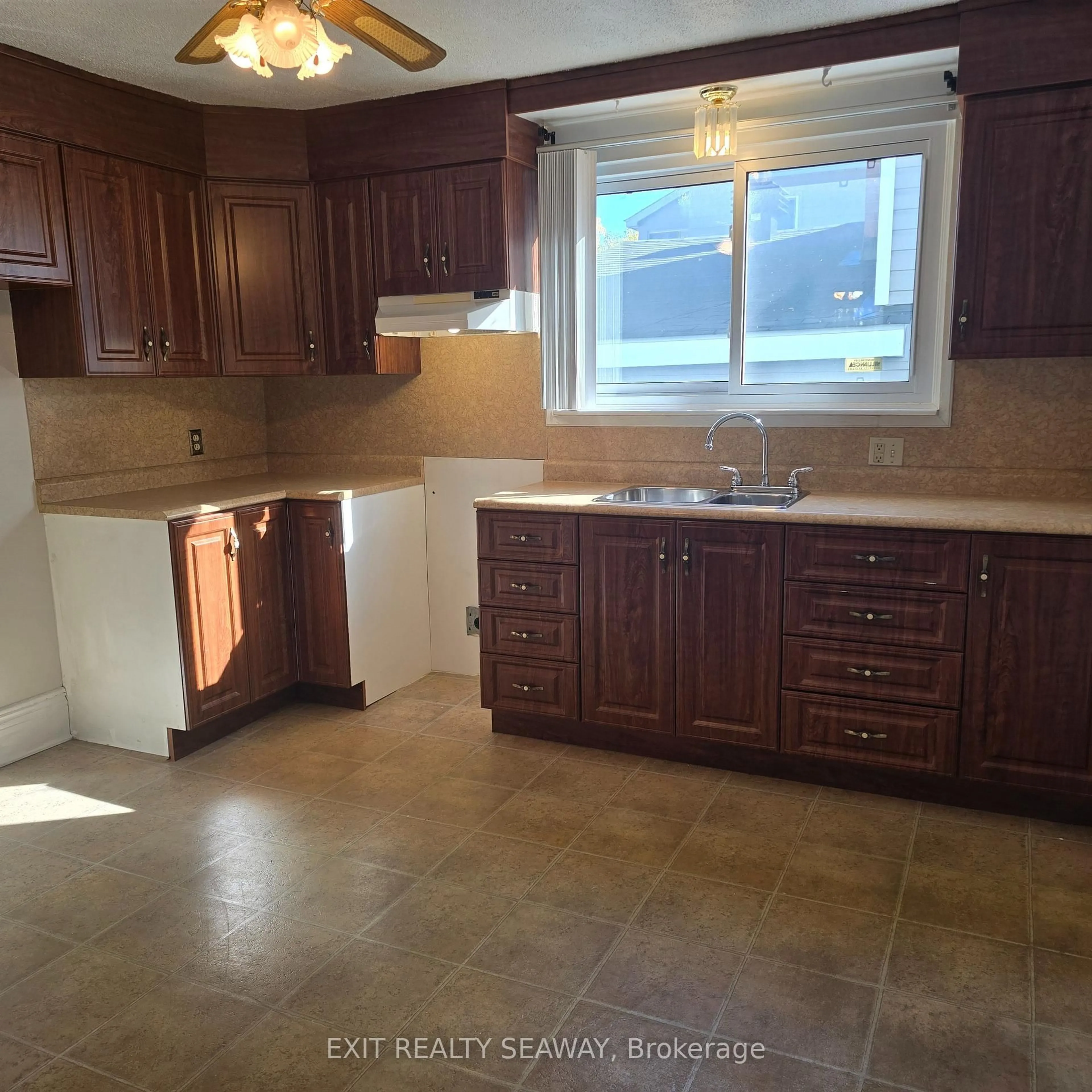 Standard kitchen, unknown for 106 6th St, Cornwall Ontario K6J 2W4