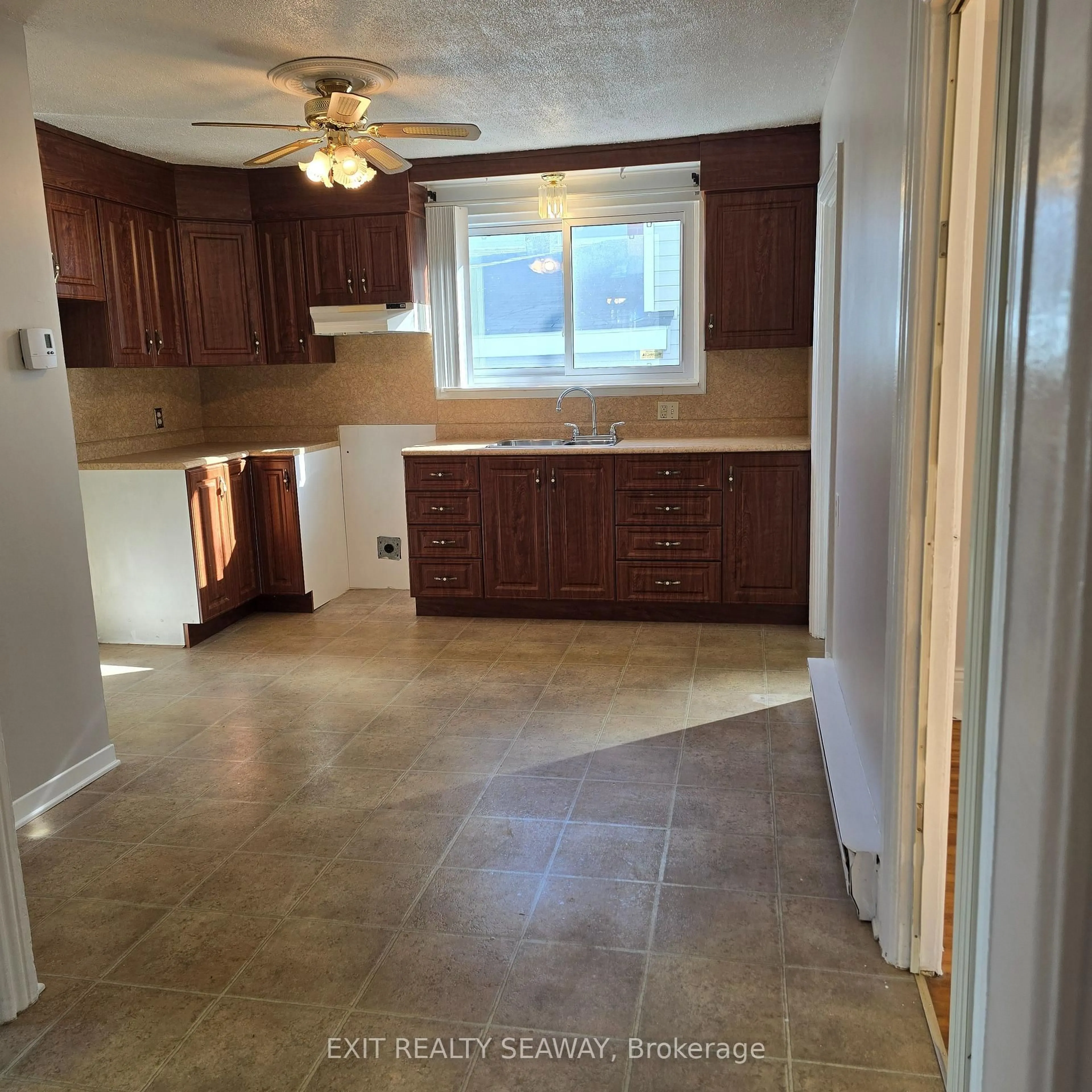 Unknown for 106 6th St, Cornwall Ontario K6J 2W4