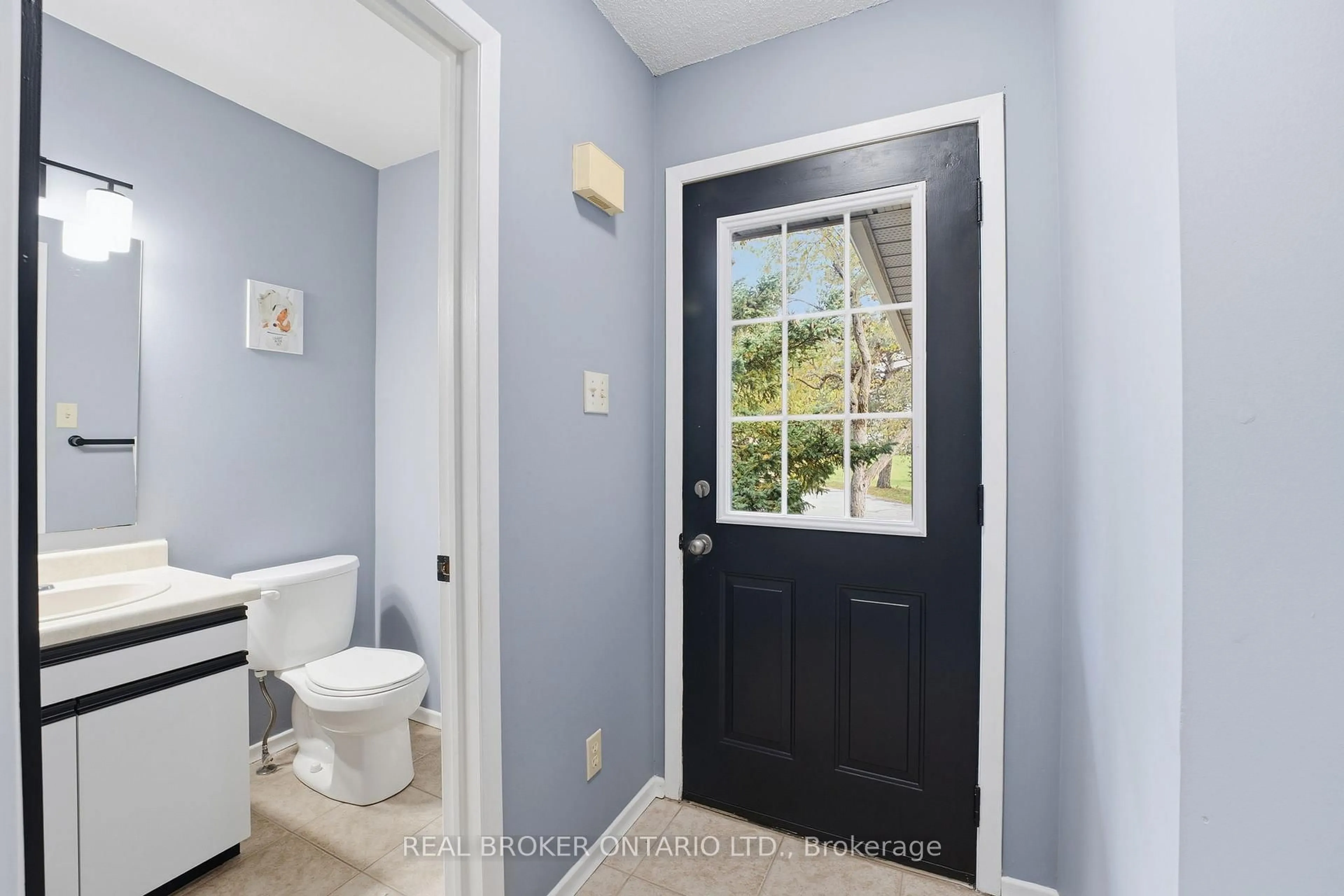 Indoor entryway for 445 Kingscourt Dr #6, Waterloo Ontario N2K 3R4