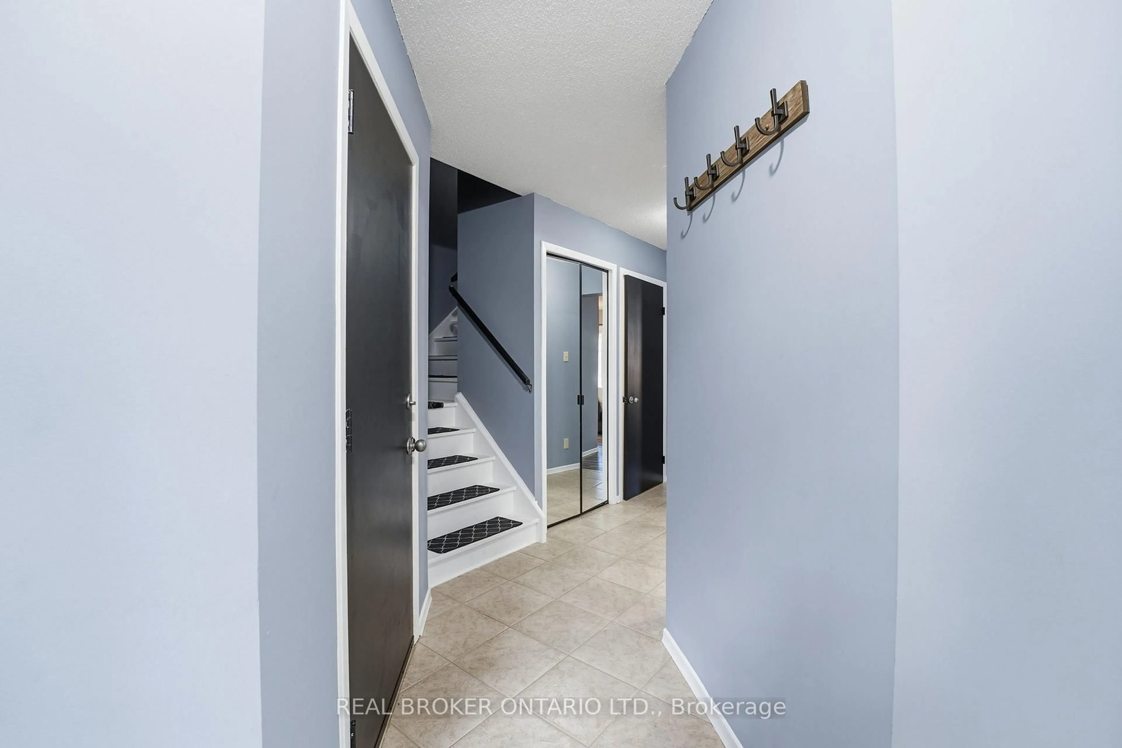 Indoor entryway for 445 Kingscourt Dr #6, Waterloo Ontario N2K 3R4