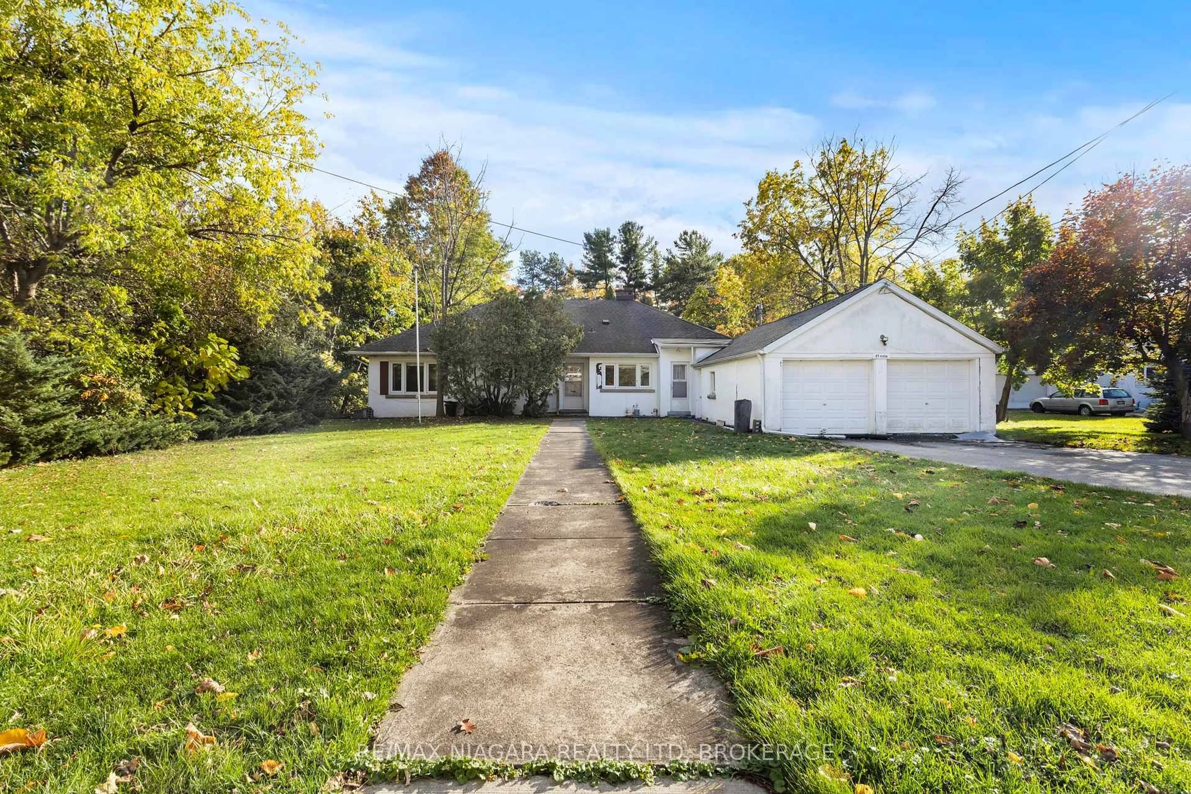 A pic from outside/outdoor area/front of a property/back of a property/a pic from drone, street for 87 Fitch St, Welland Ontario L3C 4V3