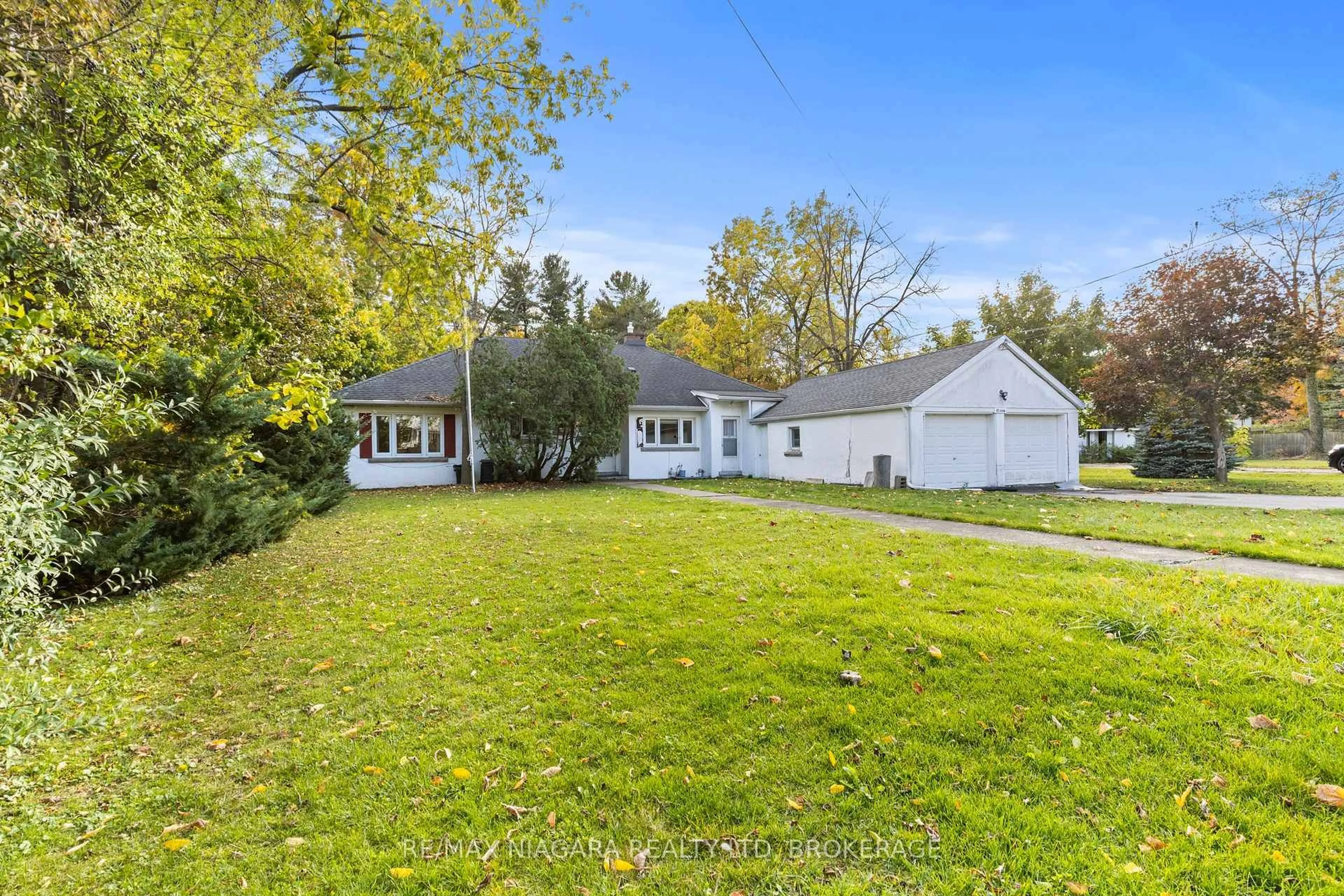 A pic from outside/outdoor area/front of a property/back of a property/a pic from drone, unknown for 87 Fitch St, Welland Ontario L3C 4V3