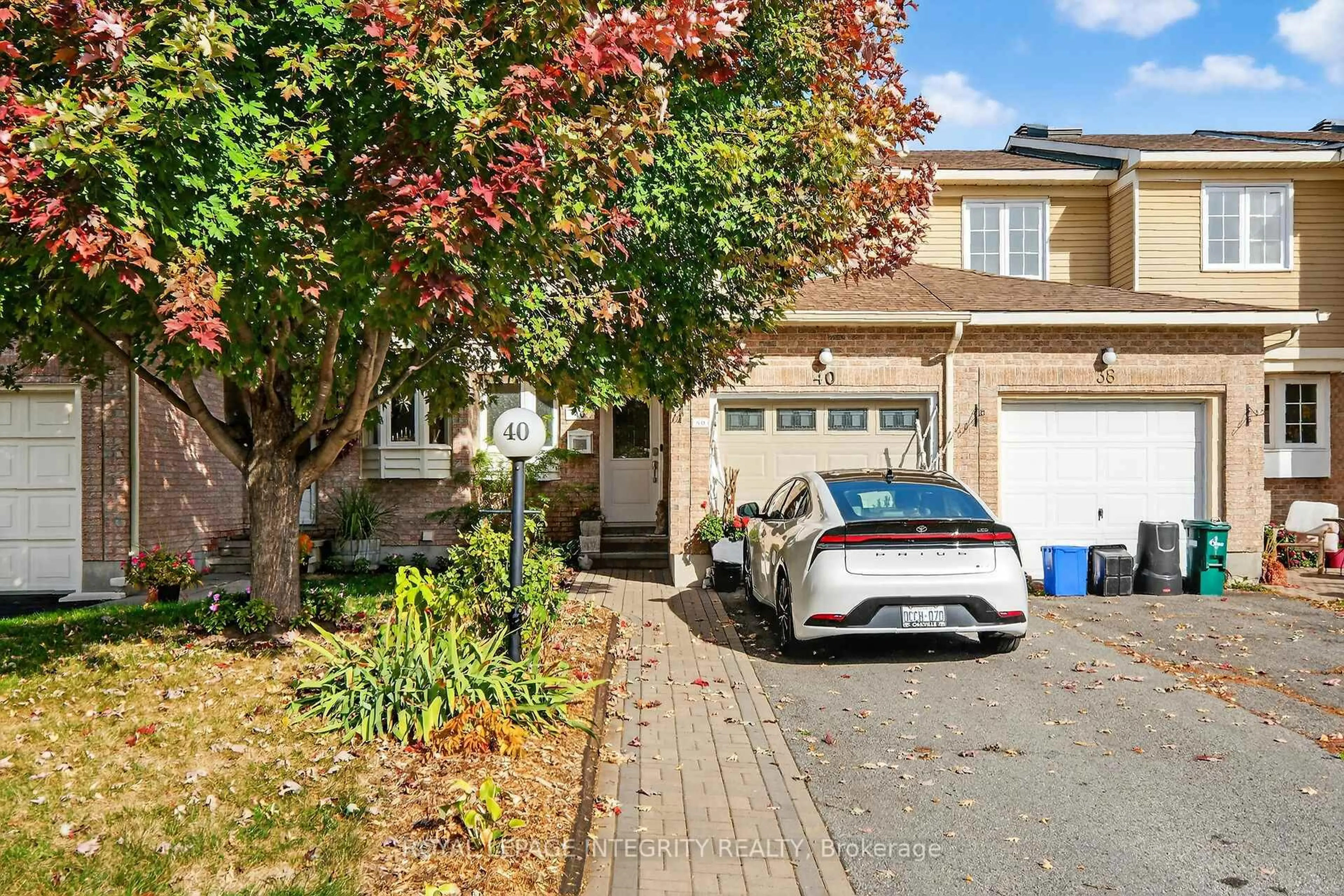 A pic from outside/outdoor area/front of a property/back of a property/a pic from drone, street for 40 Shadetree Cres, Ottawa Ontario K2E 7R2