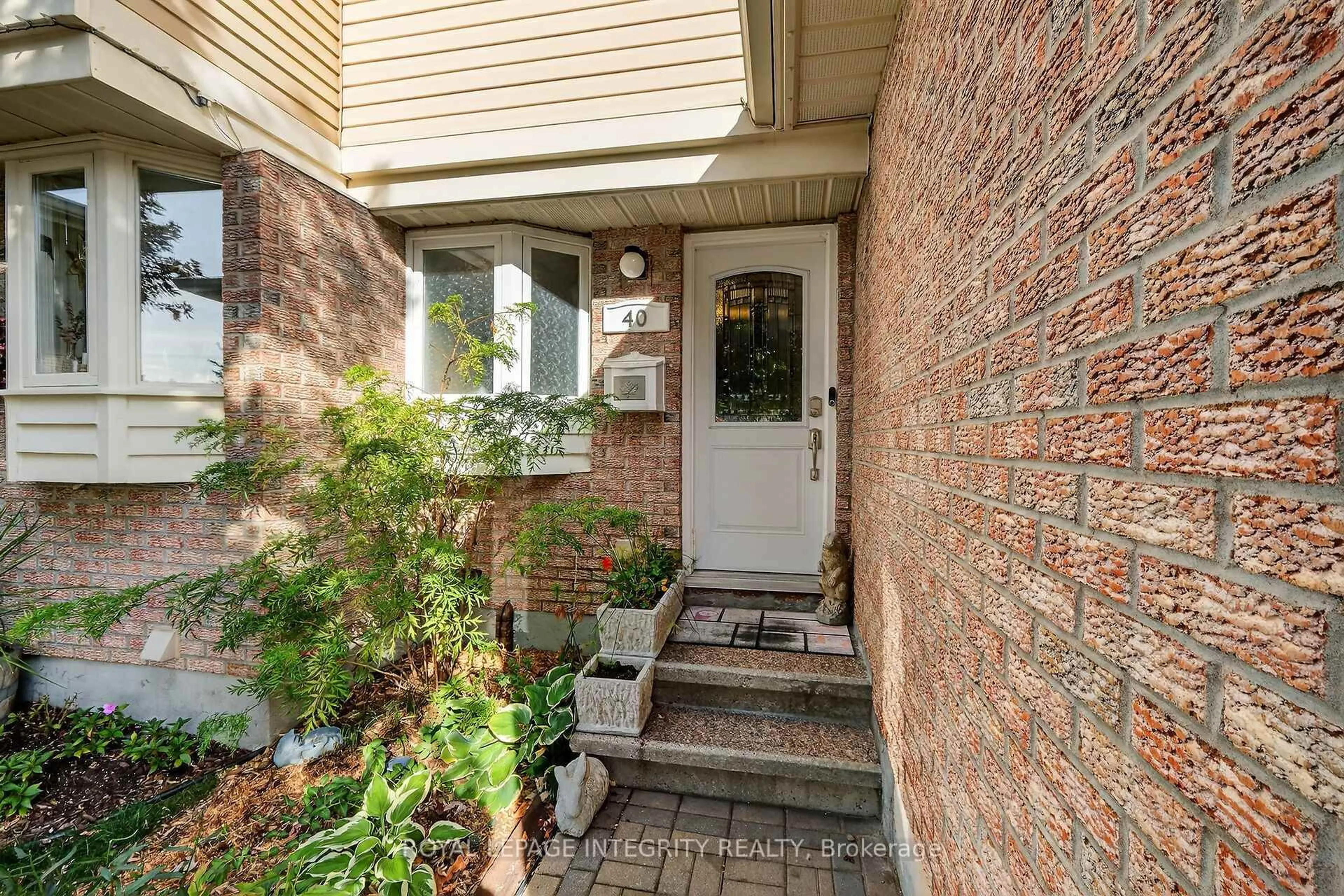 Indoor entryway for 40 Shadetree Cres, Ottawa Ontario K2E 7R2