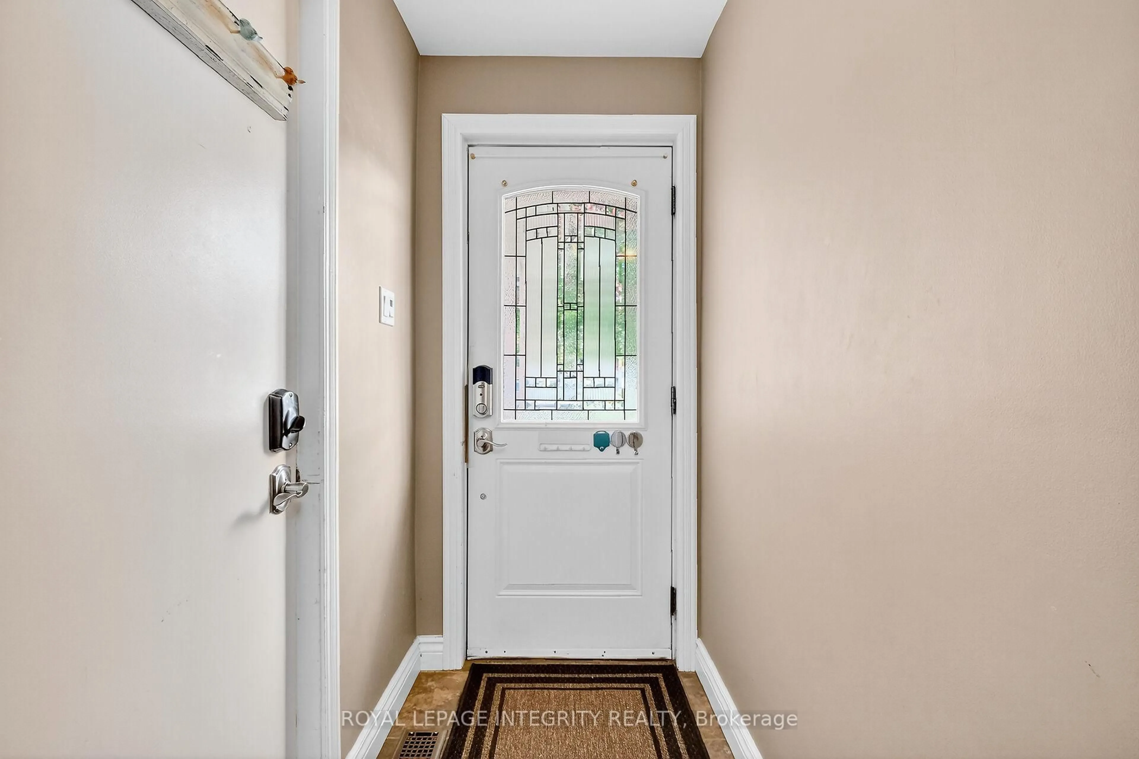Indoor entryway for 40 Shadetree Cres, Ottawa Ontario K2E 7R2