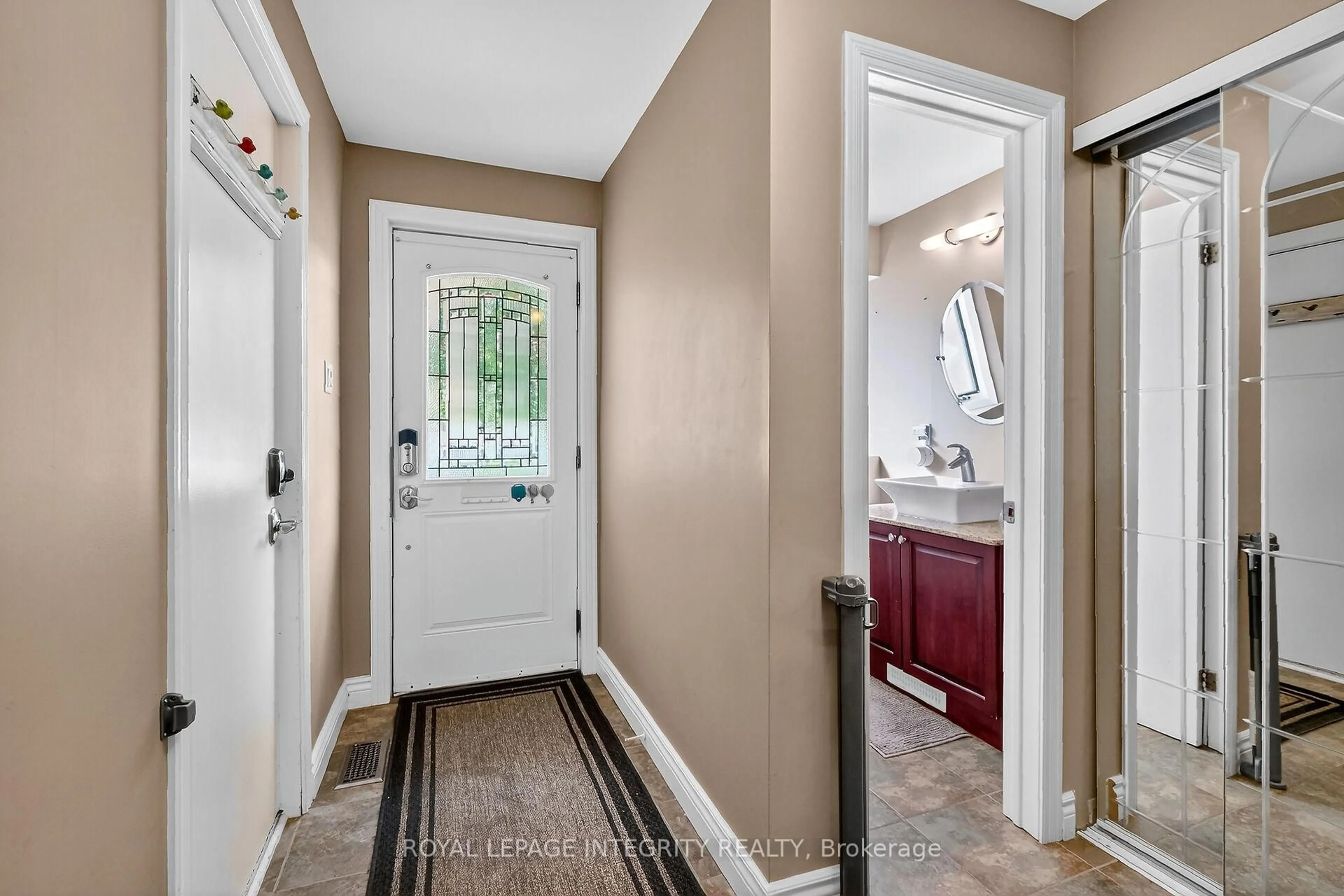 Indoor entryway for 40 Shadetree Cres, Ottawa Ontario K2E 7R2