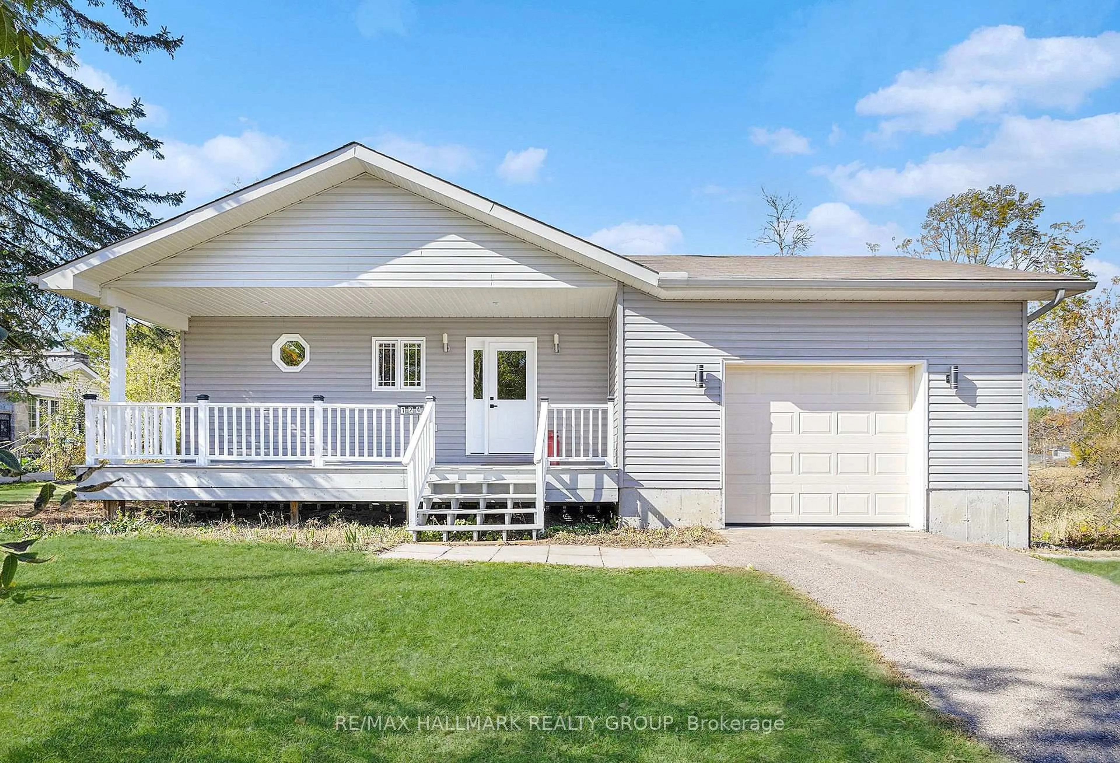 Home with vinyl exterior material, street for 124 Charlotte St, Arnprior Ontario K7S 3B6