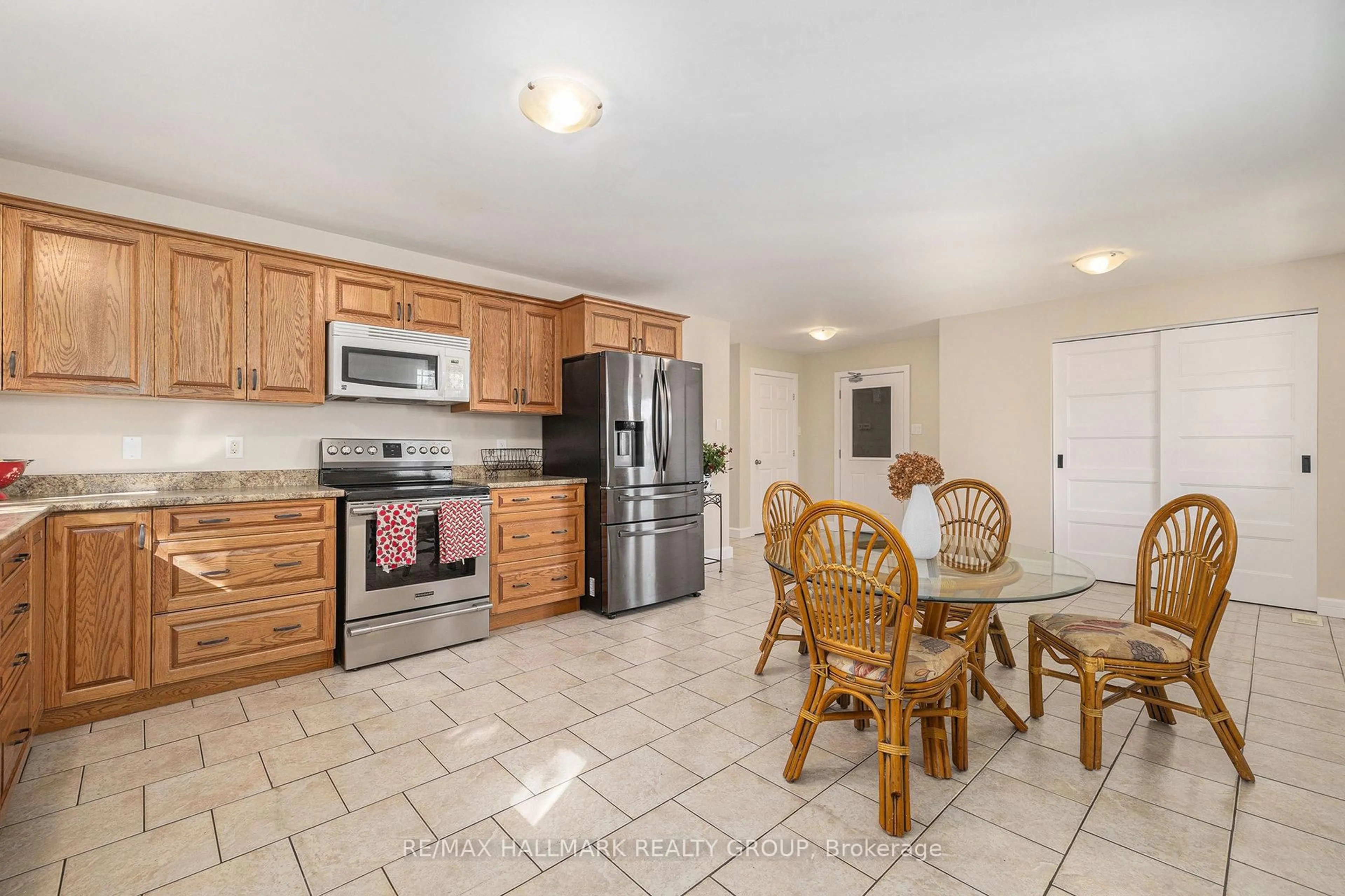 Standard kitchen, ceramic/tile floor for 124 Charlotte St, Arnprior Ontario K7S 3B6