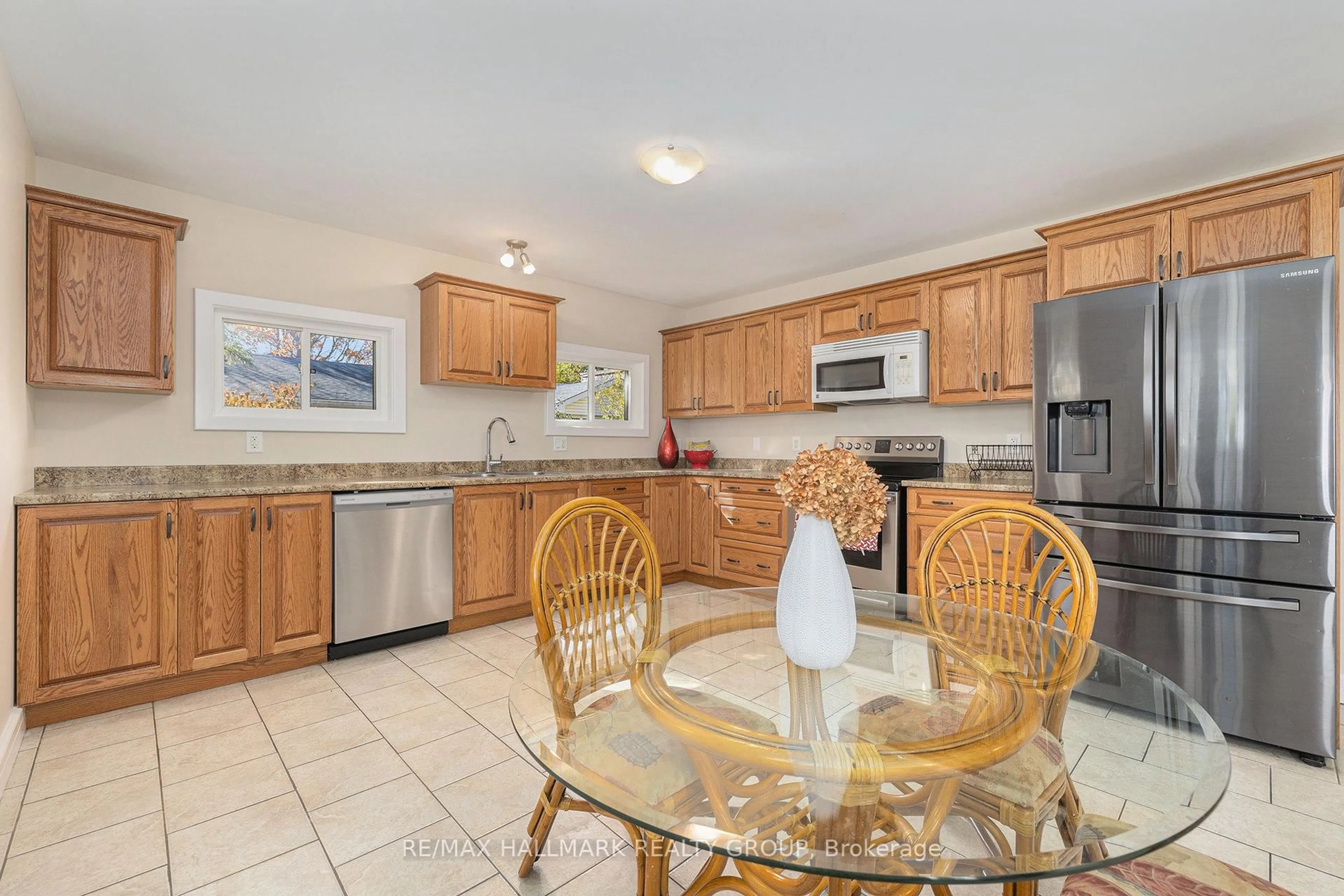 Standard kitchen, ceramic/tile floor for 124 Charlotte St, Arnprior Ontario K7S 3B6