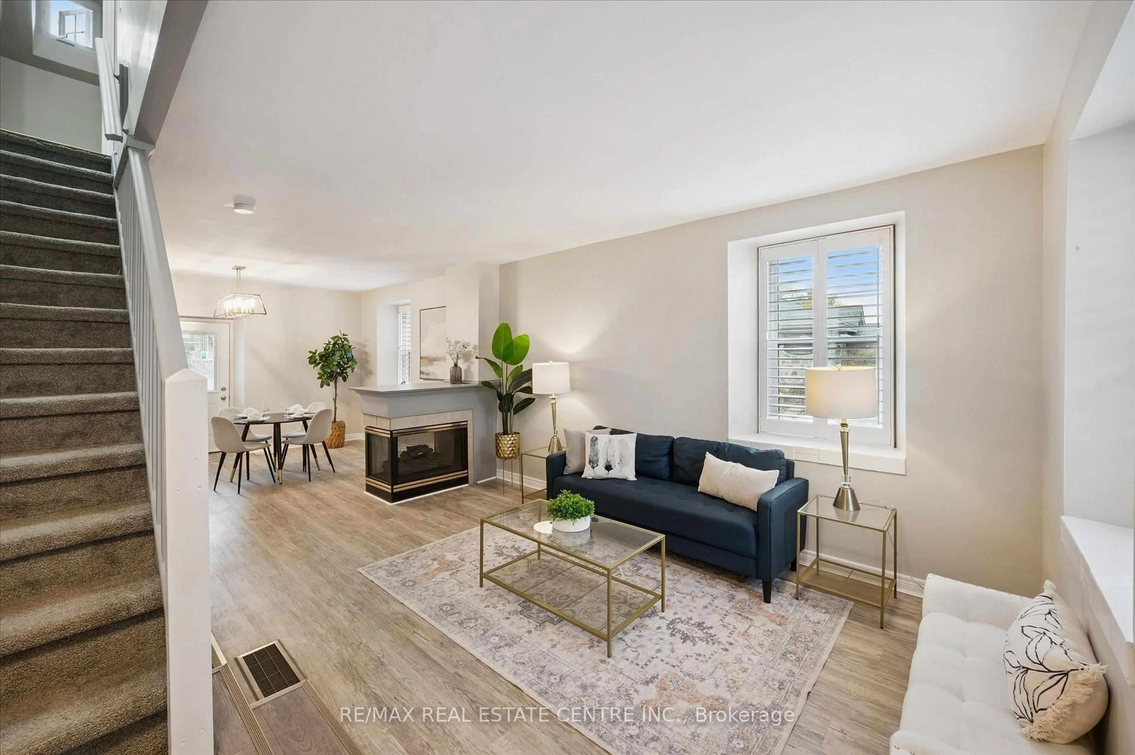 Living room with furniture, unknown for 16 - 18 St Andrews St, Cambridge Ontario N1S 1M4