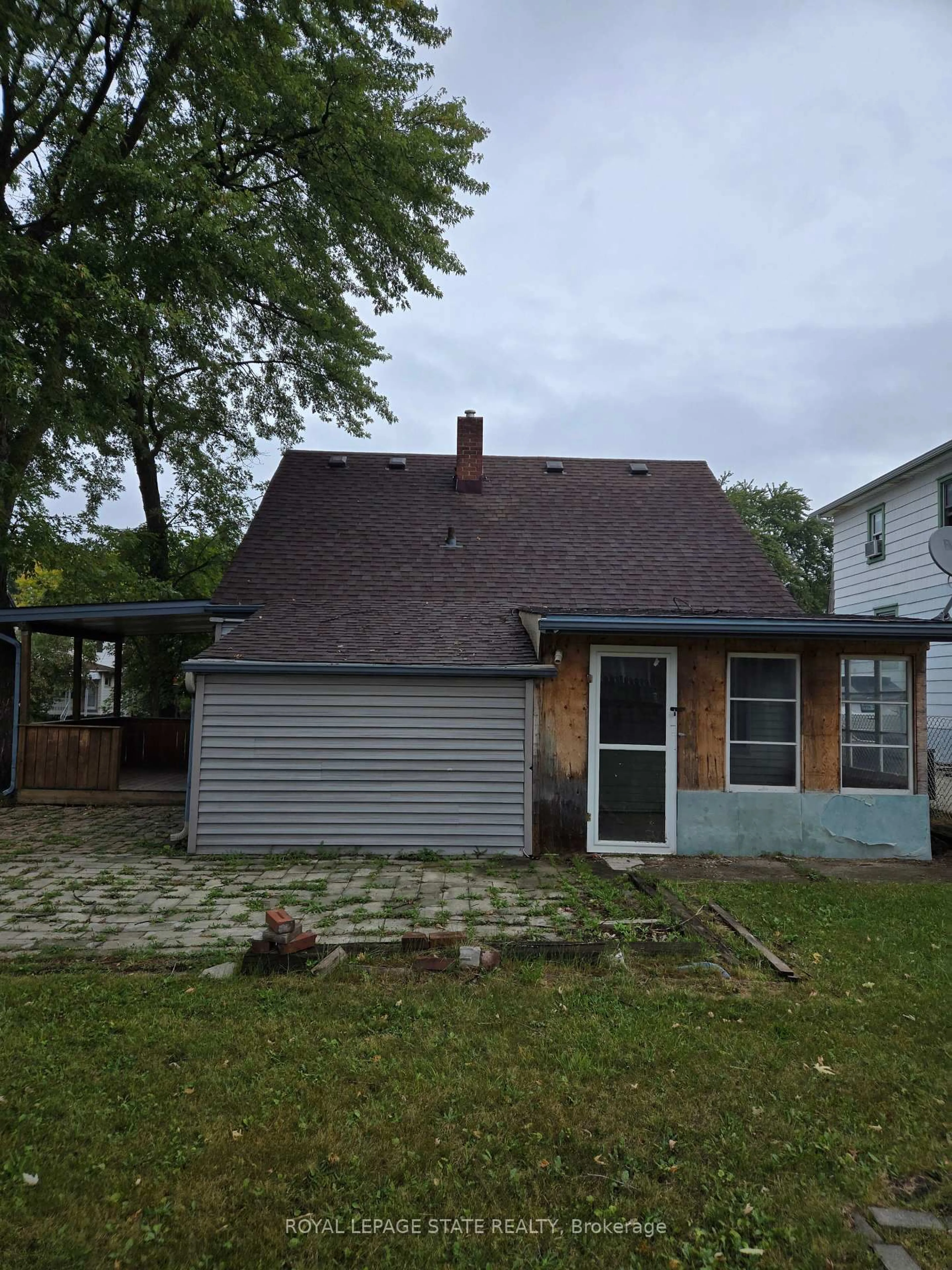 Home with vinyl exterior material, street for 5406 McRae St, Niagara Falls Ontario L2E 1R4