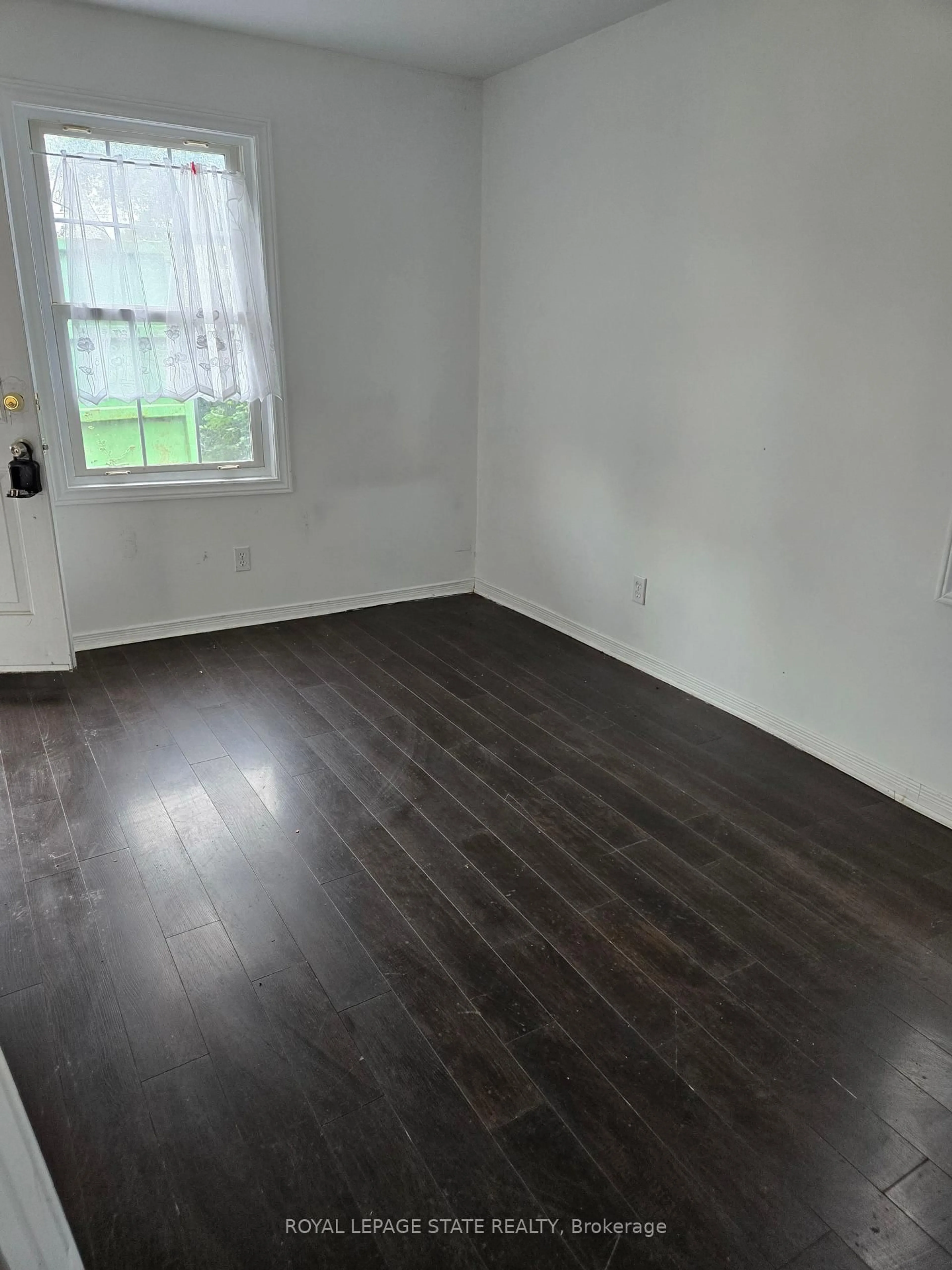 A pic of a room for 5406 McRae St, Niagara Falls Ontario L2E 1R4