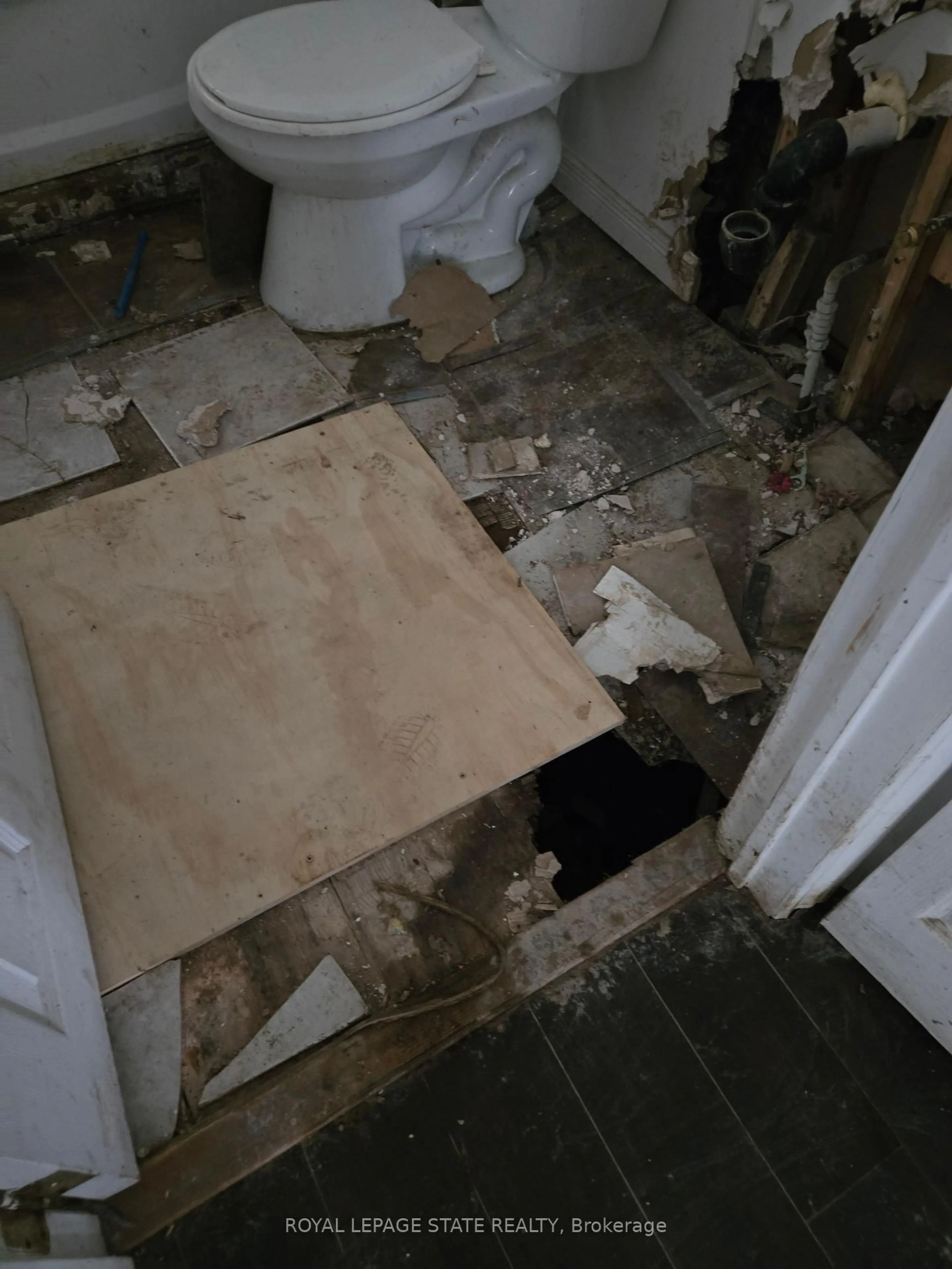 A pic of a room for 5406 McRae St, Niagara Falls Ontario L2E 1R4
