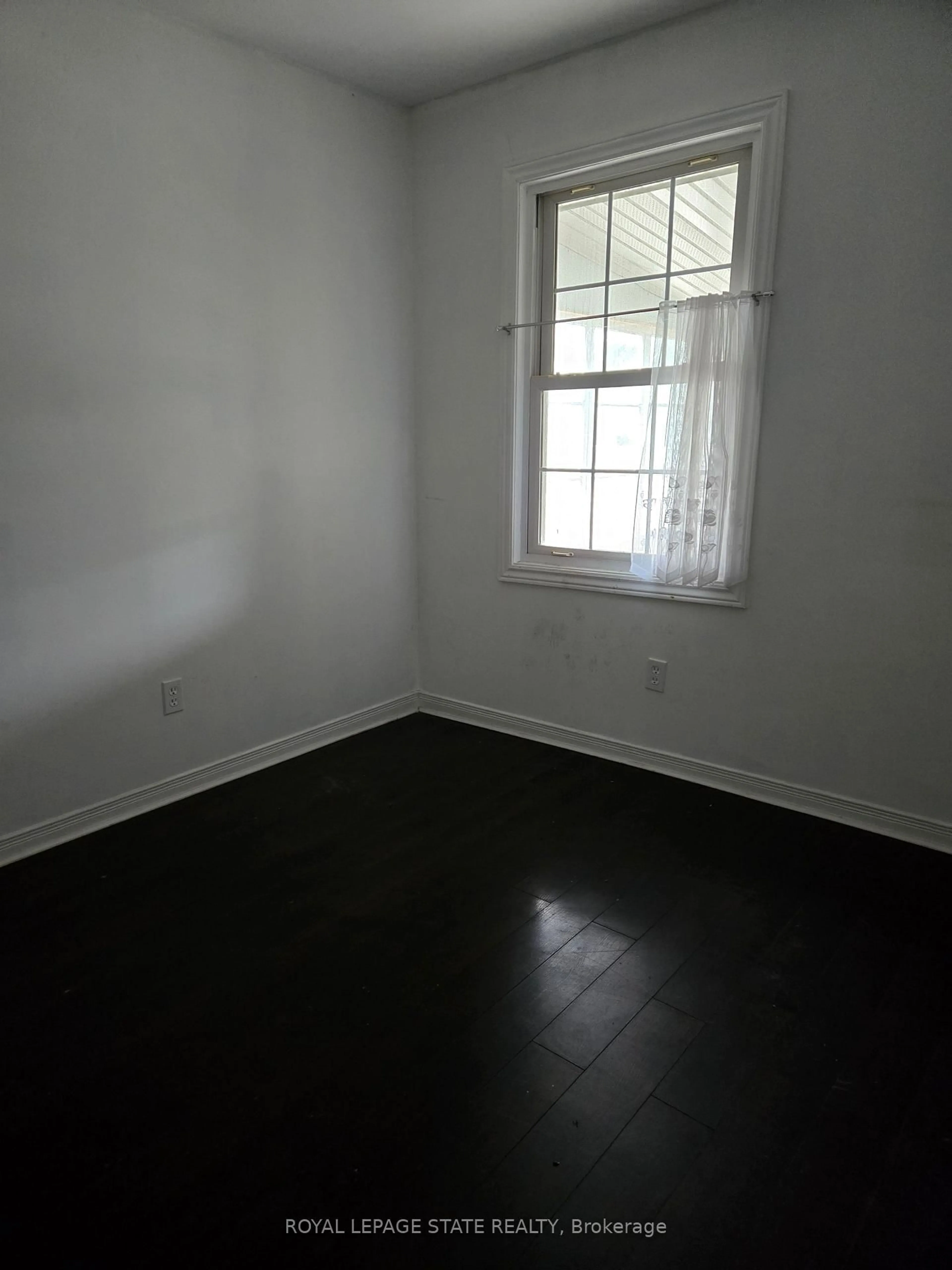 A pic of a room for 5406 McRae St, Niagara Falls Ontario L2E 1R4