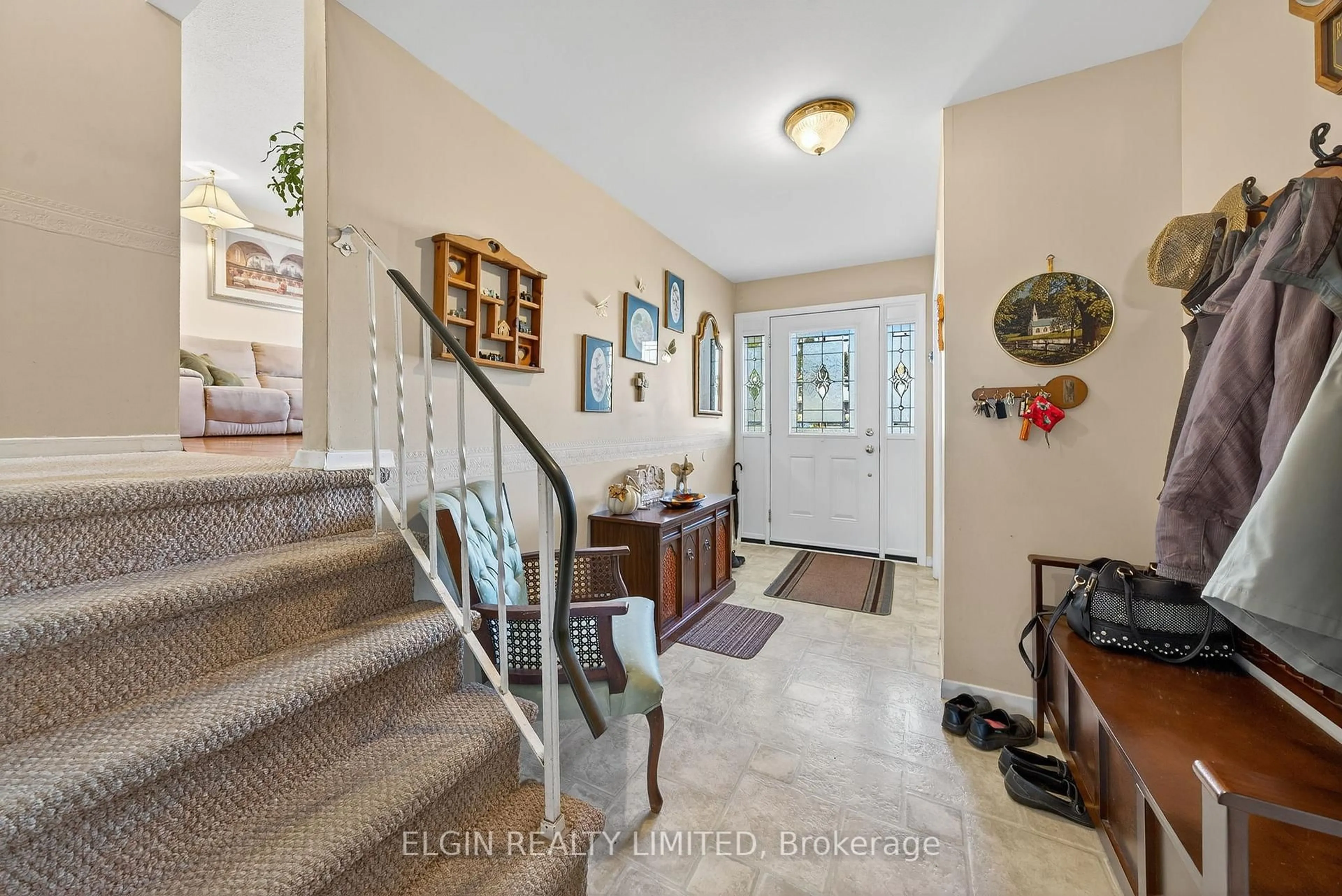 Indoor entryway for 14 Stirling Cres, St. Thomas Ontario N5P 3R3