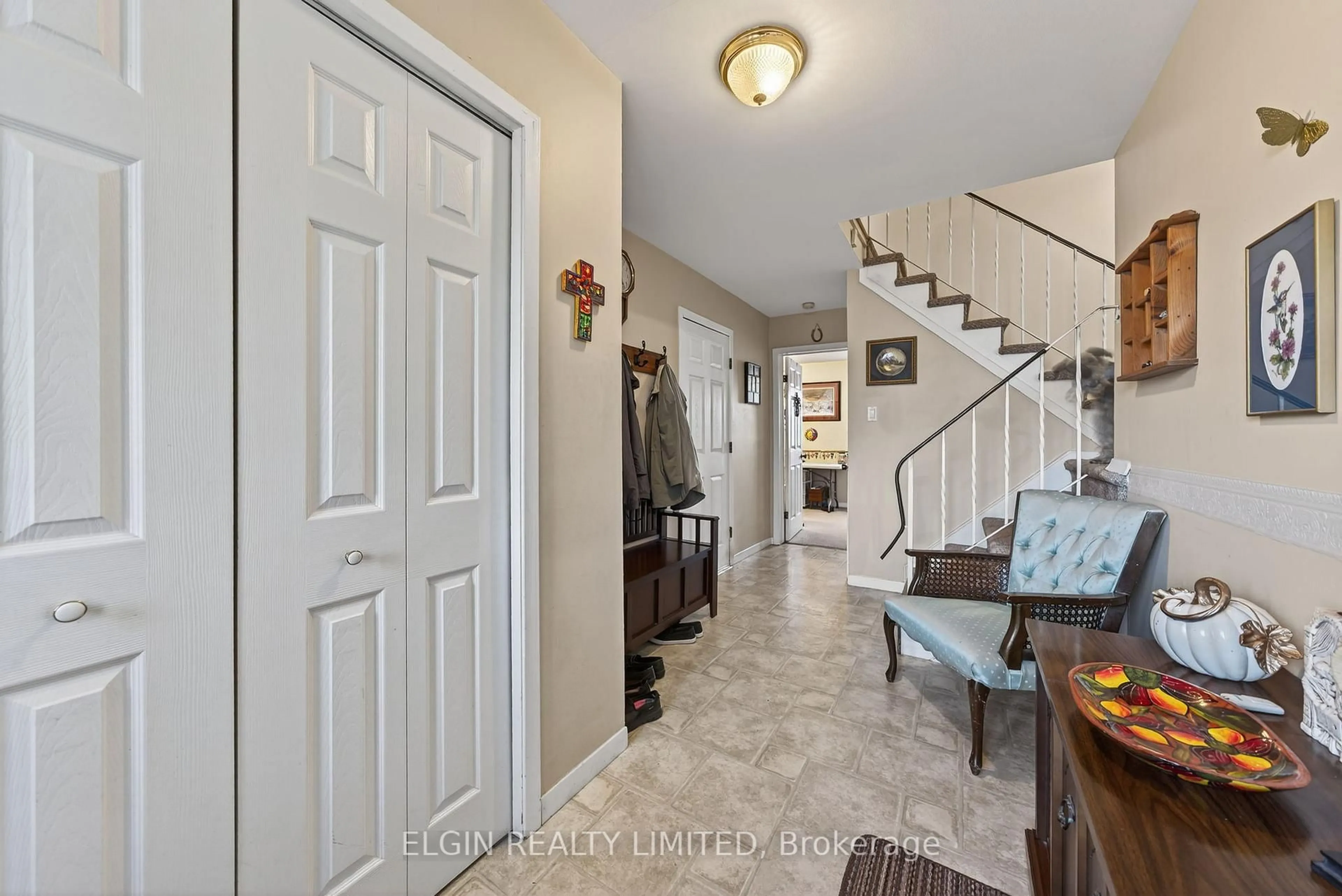 Indoor entryway for 14 Stirling Cres, St. Thomas Ontario N5P 3R3