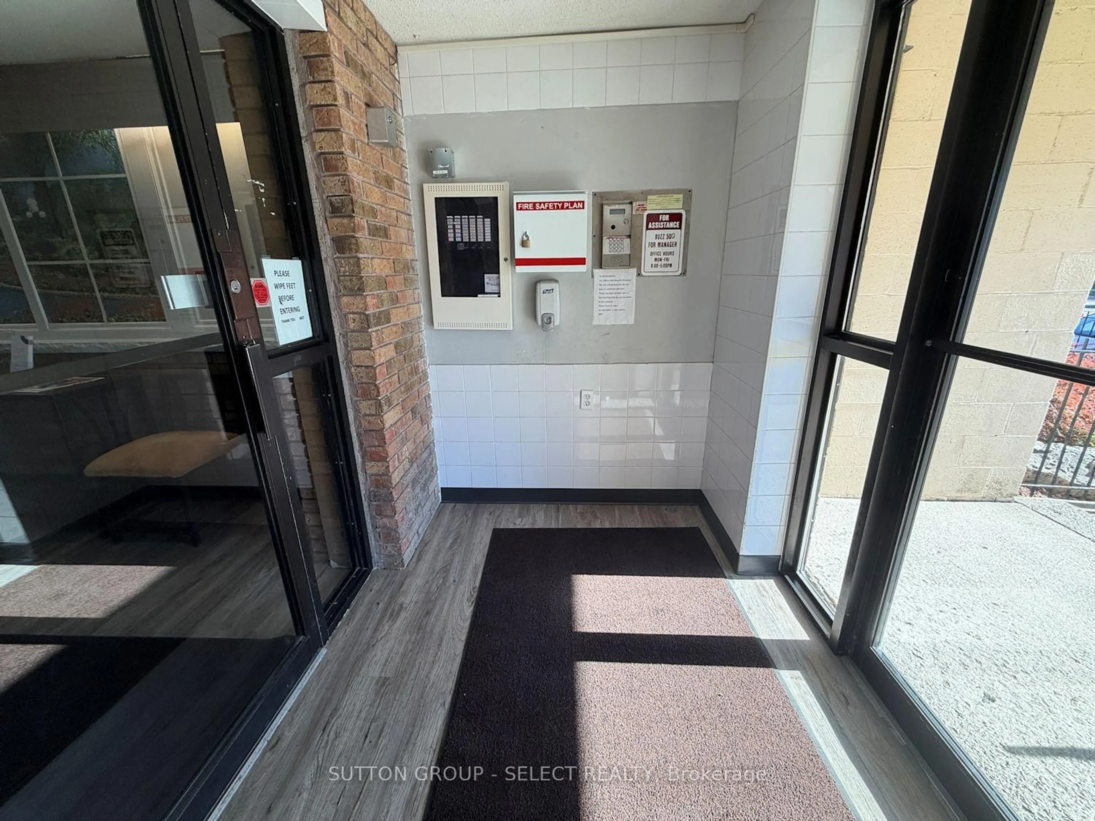 Indoor foyer for 140 Park Ave #402, Chatham-Kent Ontario N7M 3V6