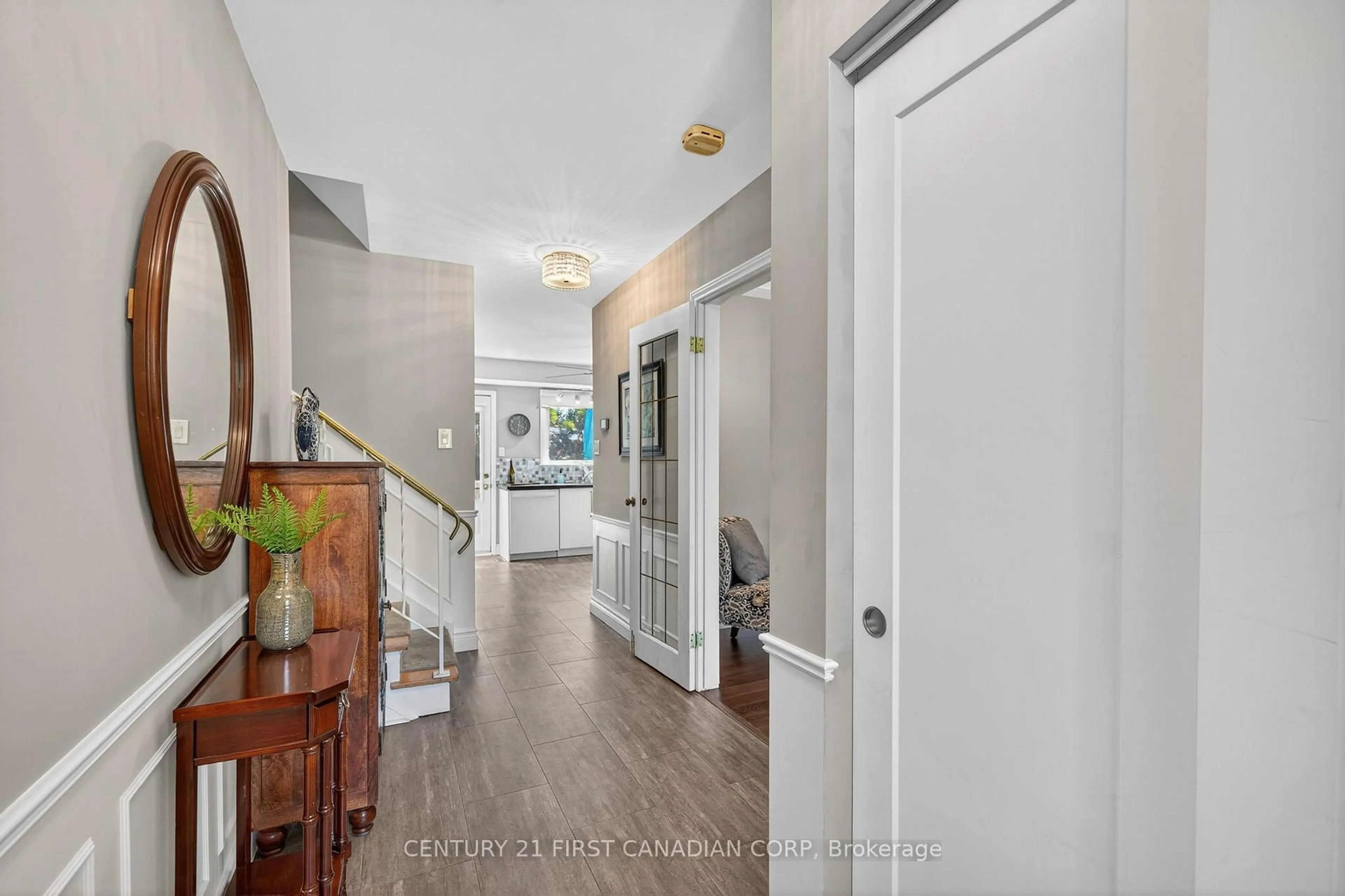 Indoor entryway for 1432 Norman Pl, London South Ontario N6K 2S7