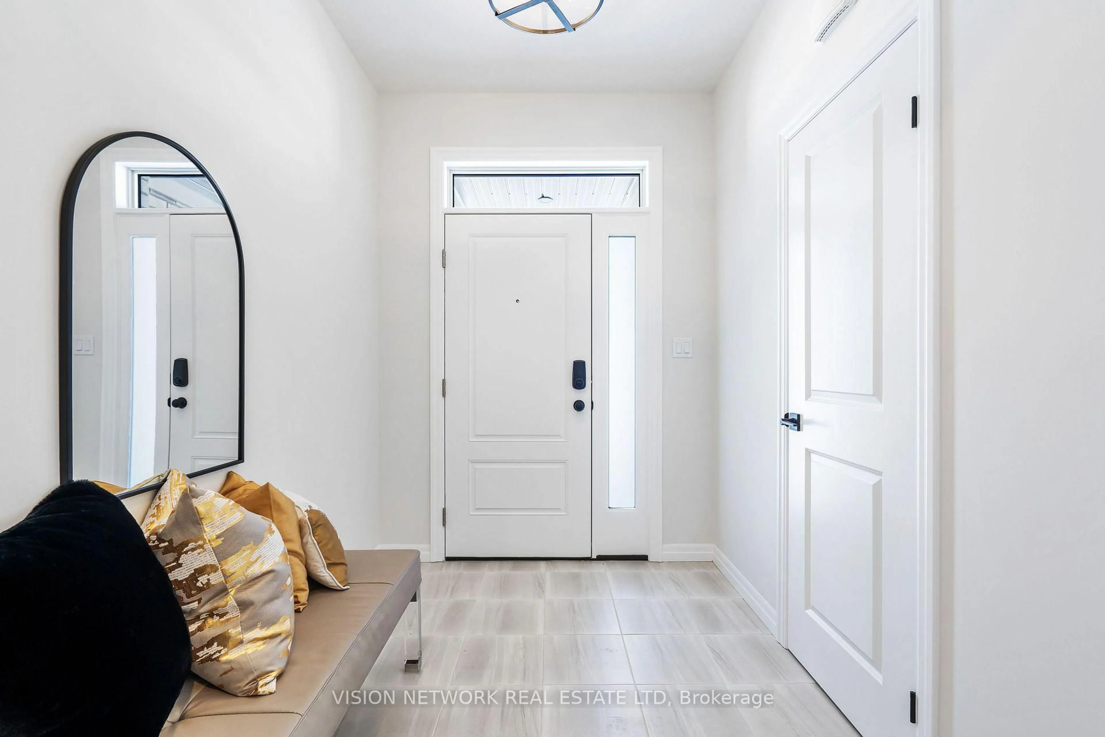 Indoor entryway for 2 Evylean Crt, St. Thomas Ontario N5R 0P6