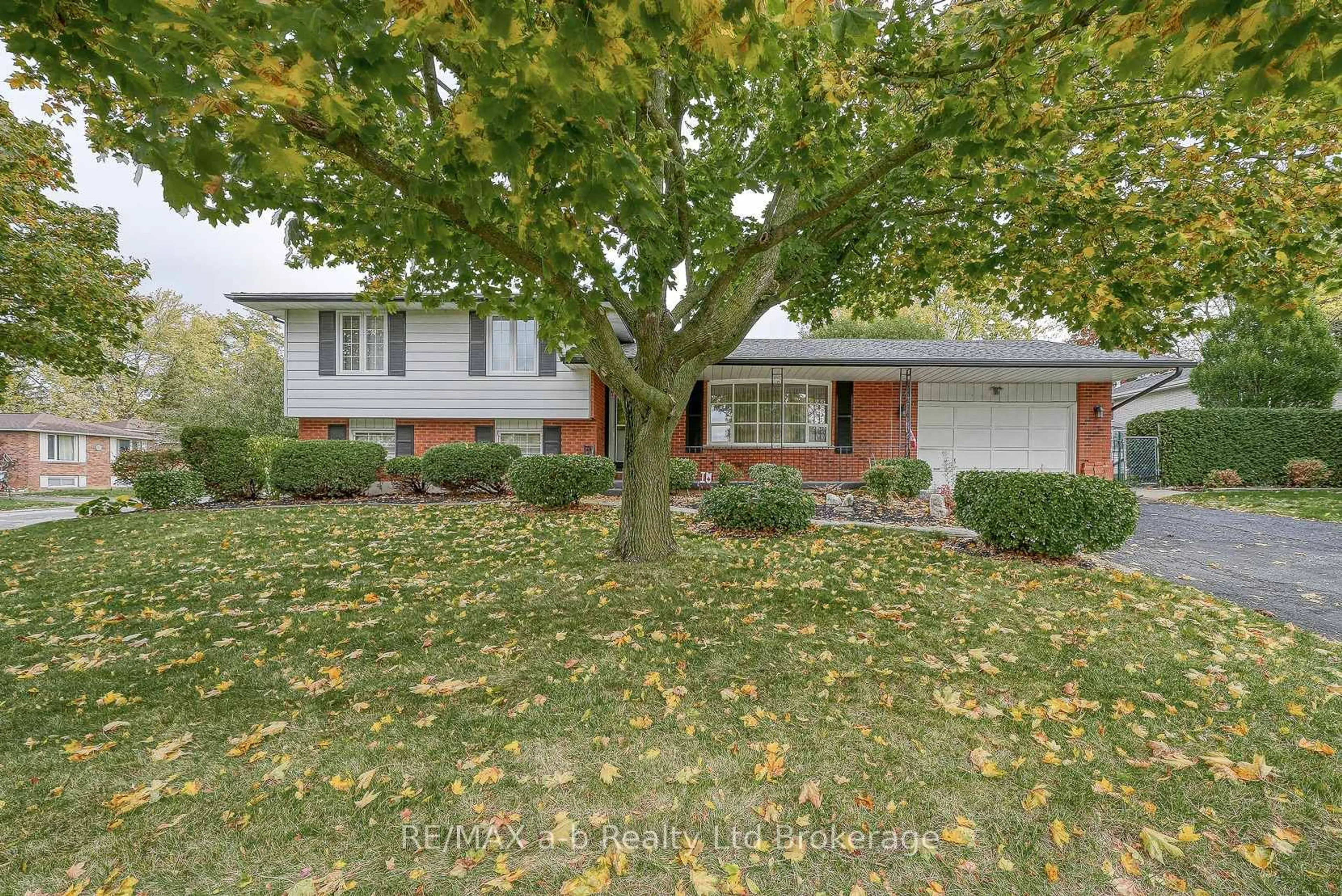 Home with brick exterior material, street for 1 Golden Pl, Ingersoll Ontario N5C 3N5