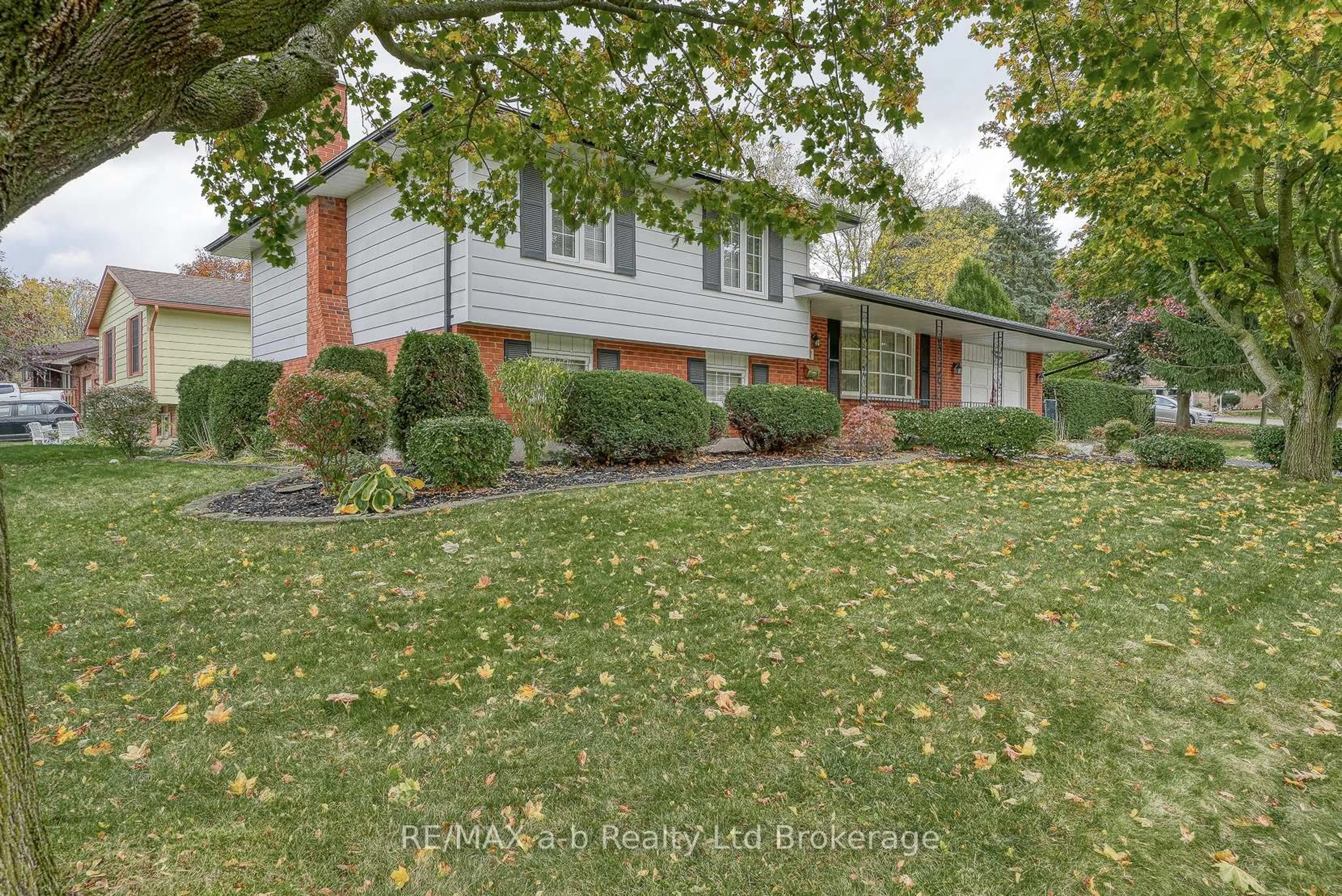 Home with brick exterior material, street for 1 Golden Pl, Ingersoll Ontario N5C 3N5