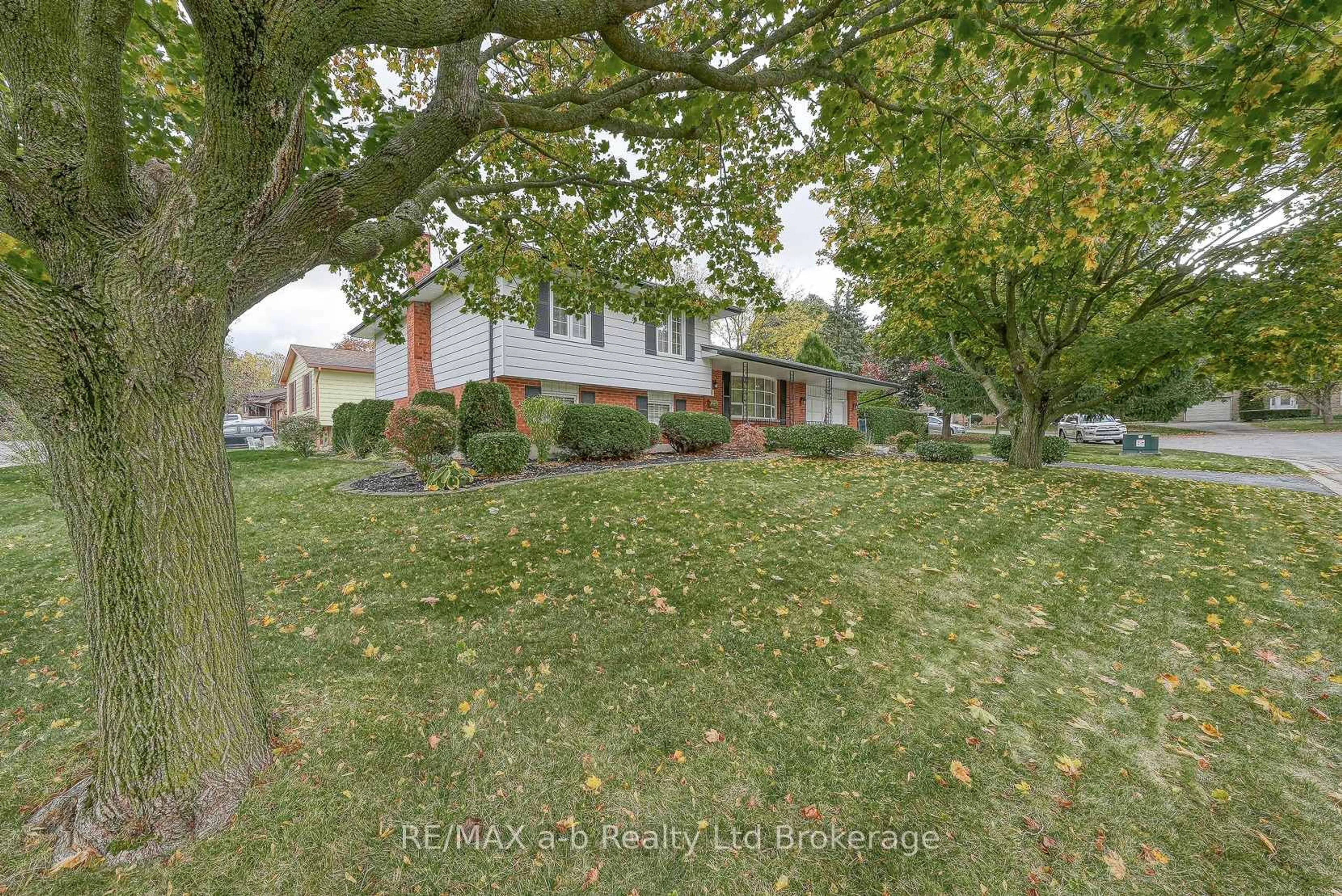 A pic from outside/outdoor area/front of a property/back of a property/a pic from drone, street for 1 Golden Pl, Ingersoll Ontario N5C 3N5