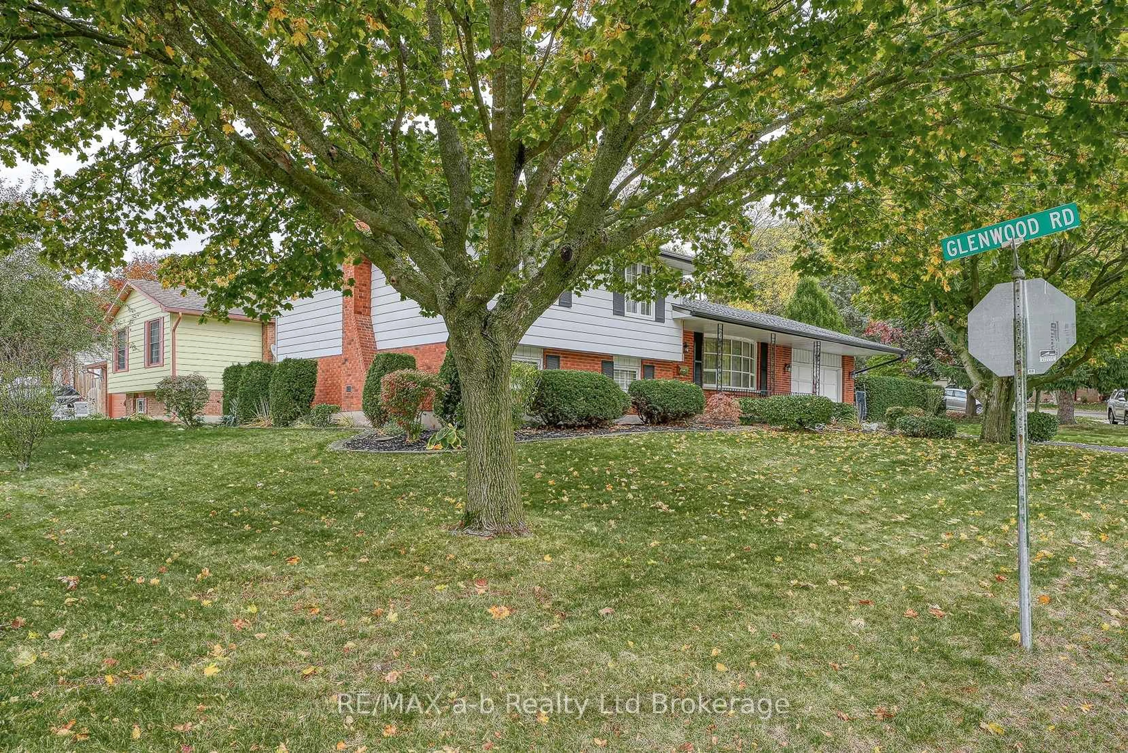Home with brick exterior material, street for 1 Golden Pl, Ingersoll Ontario N5C 3N5