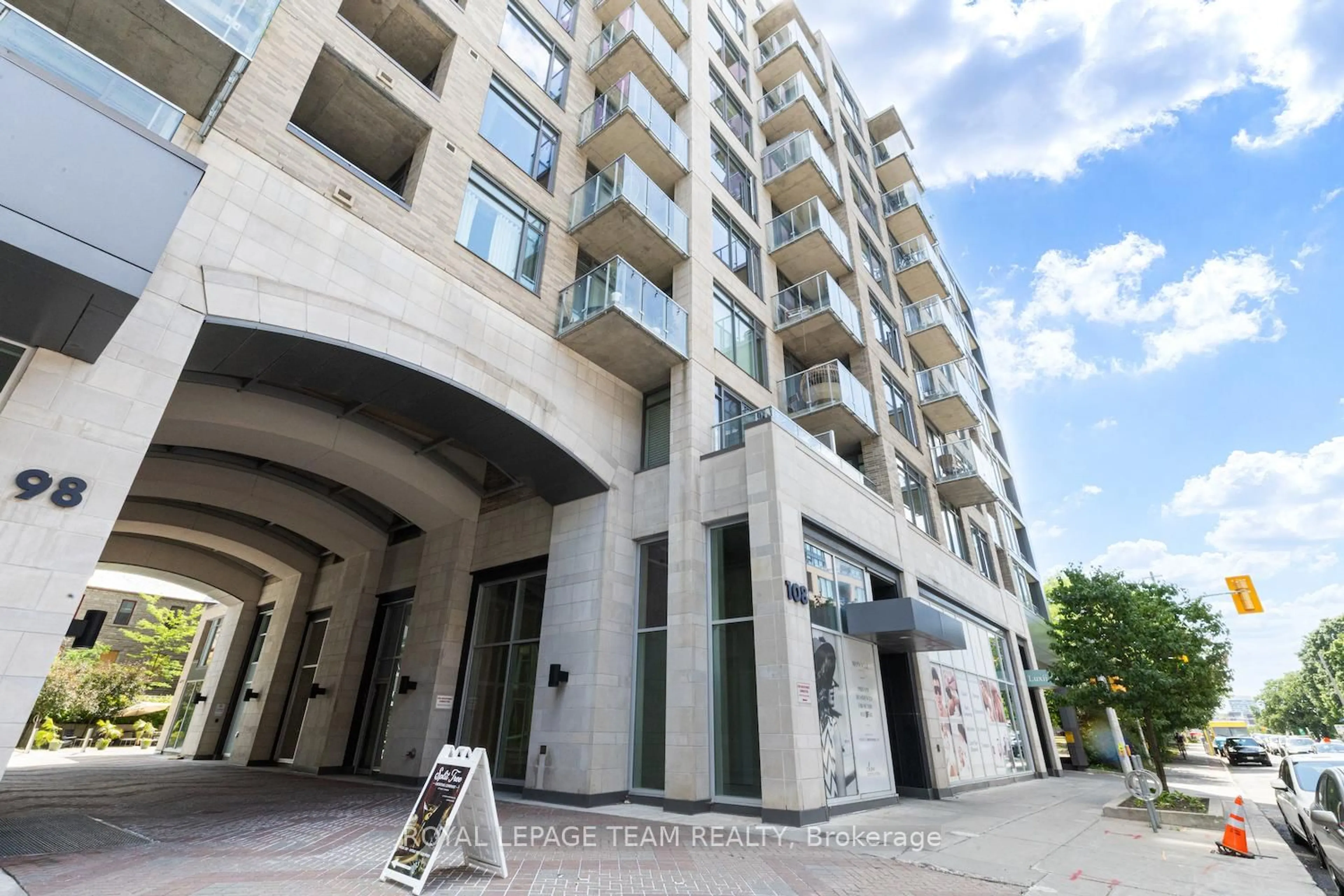 Indoor foyer for 108 Richmond Rd #502, Ottawa Ontario K1Z 0B3