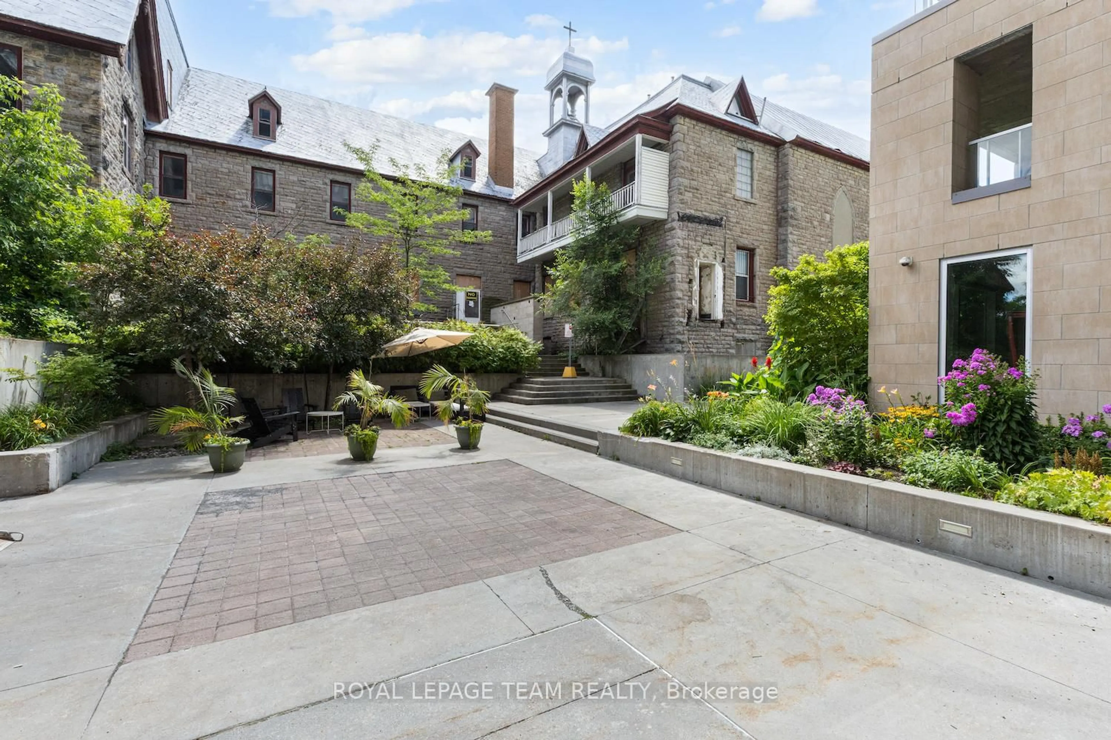 Patio, street for 108 Richmond Rd #502, Ottawa Ontario K1Z 0B3