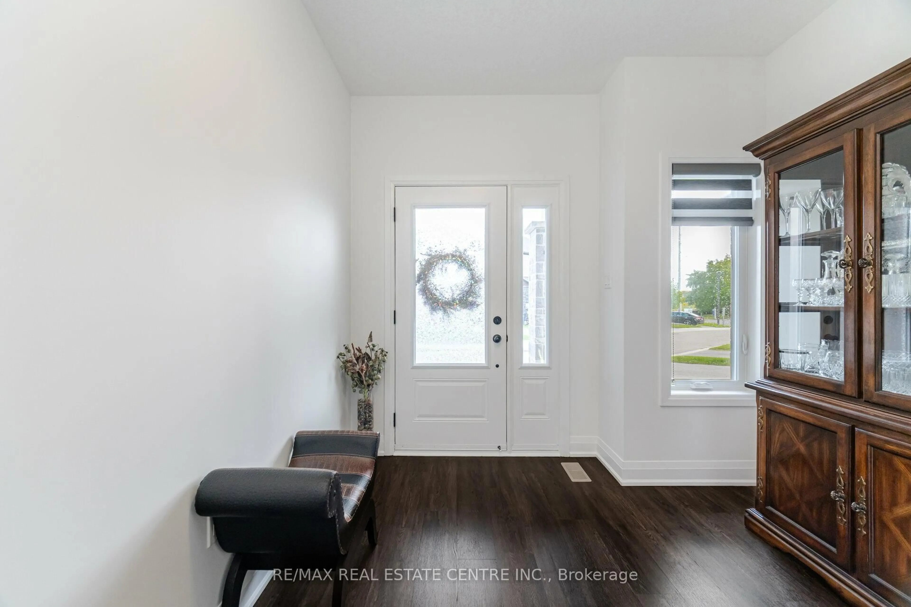 Indoor entryway for 43 Ferris Circ, Guelph Ontario N1G 0H2