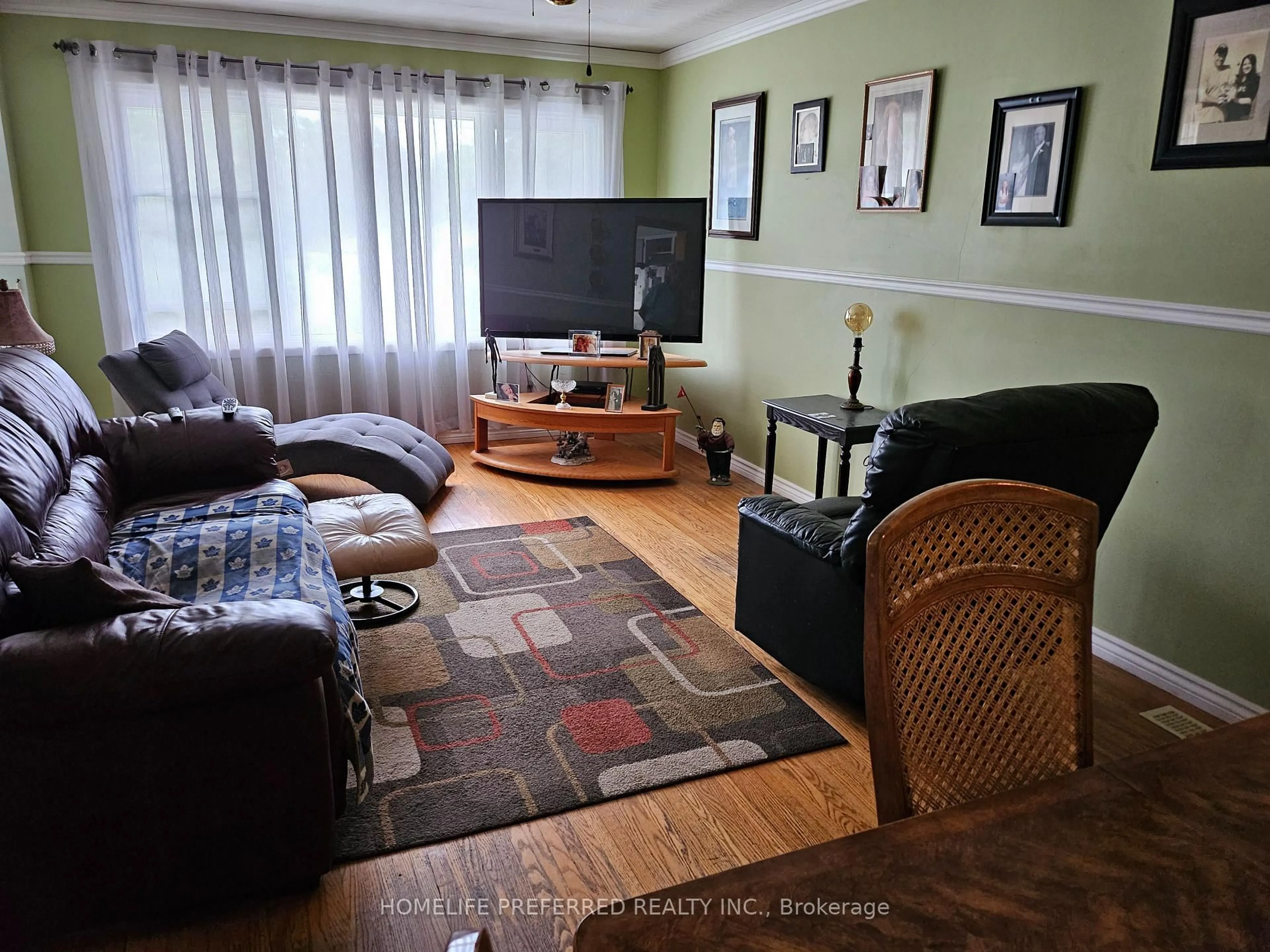 Living room with furniture, wood/laminate floor for 17B Beechwood Dr, Peterborough Ontario K9J 1M2