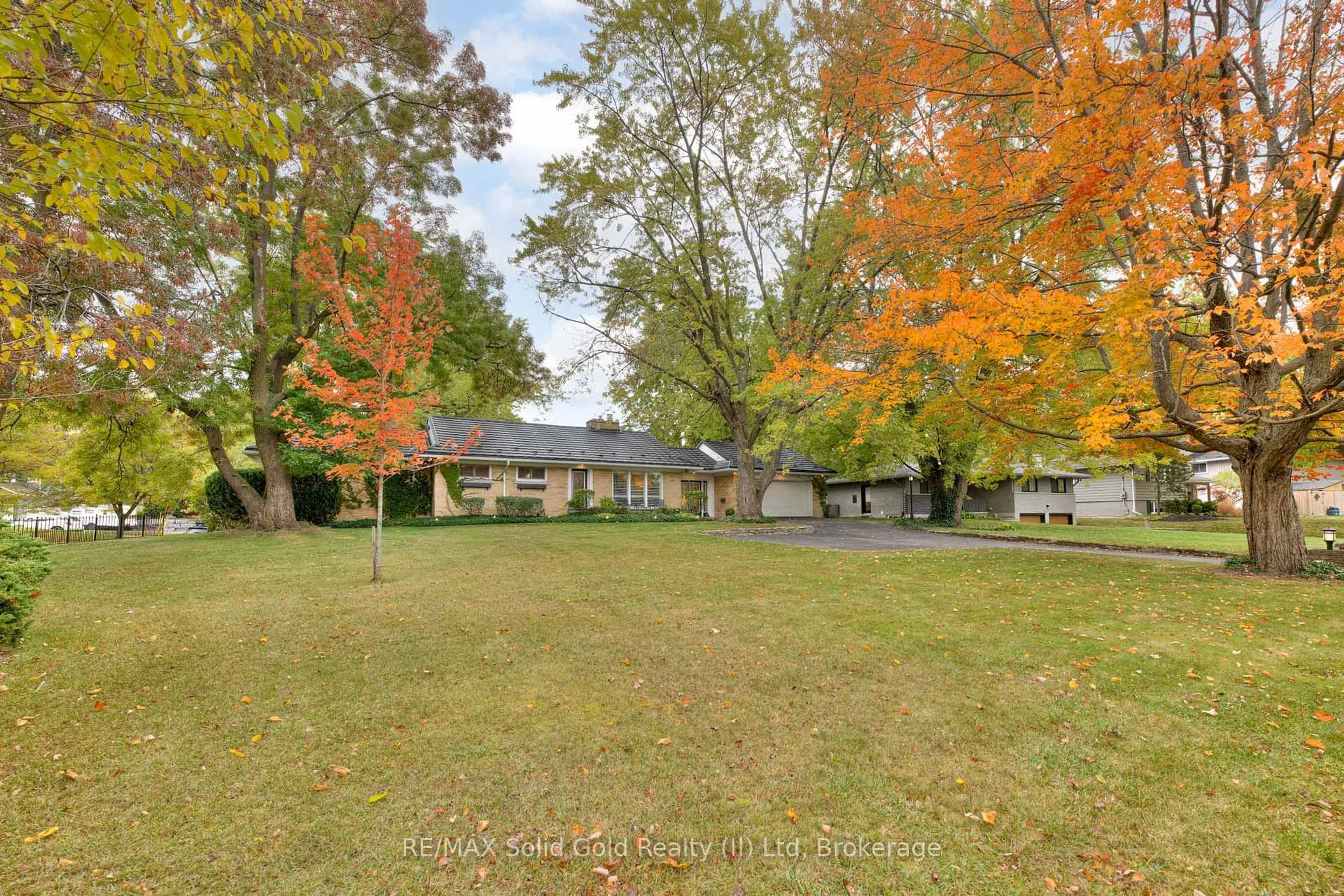 A pic from outside/outdoor area/front of a property/back of a property/a pic from drone, unknown for 243 Lincoln Rd, Waterloo Ontario N2J 2P4