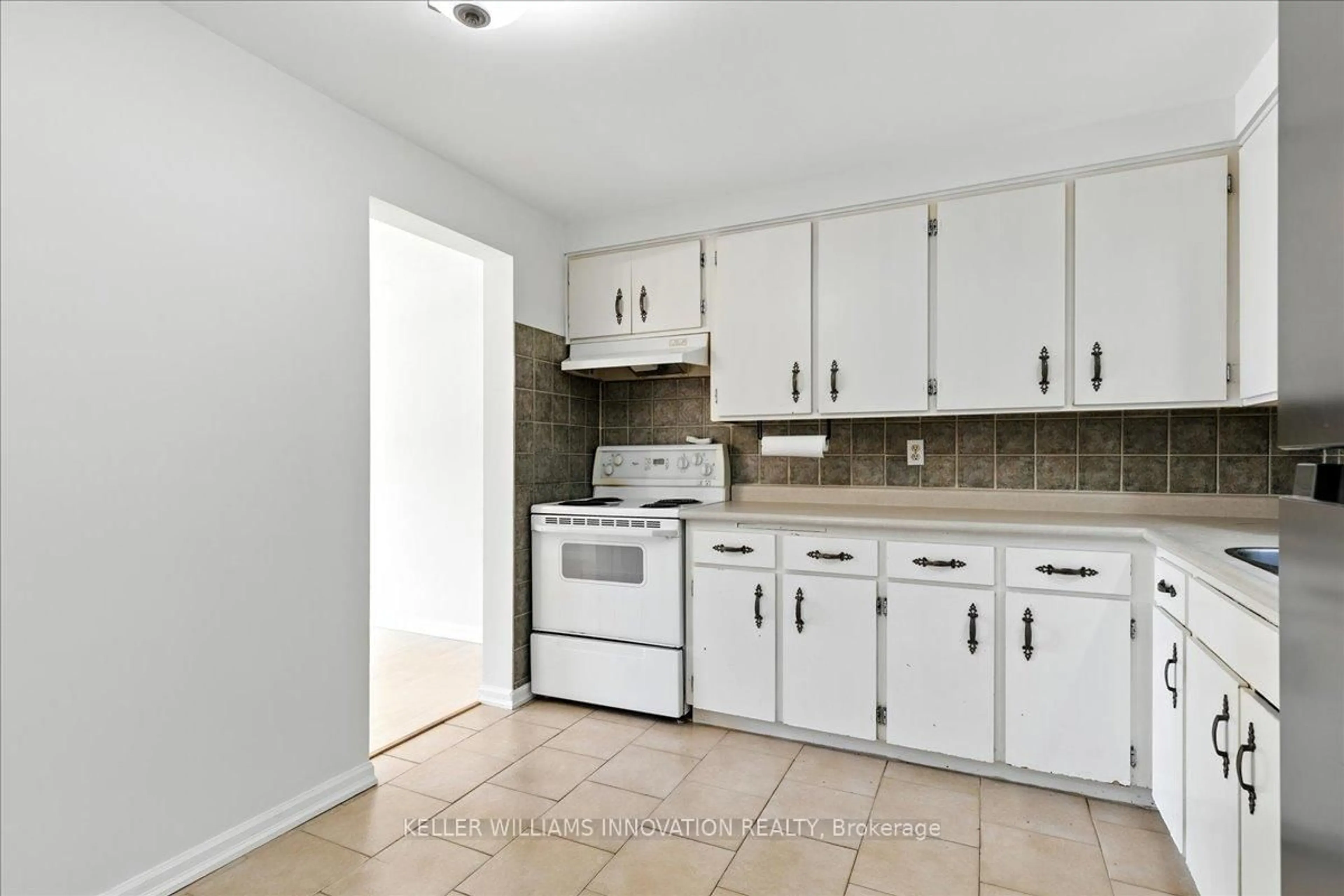Standard kitchen, ceramic/tile floor for 11 Grand River Blvd #29, Kitchener Ontario N2A 2T2