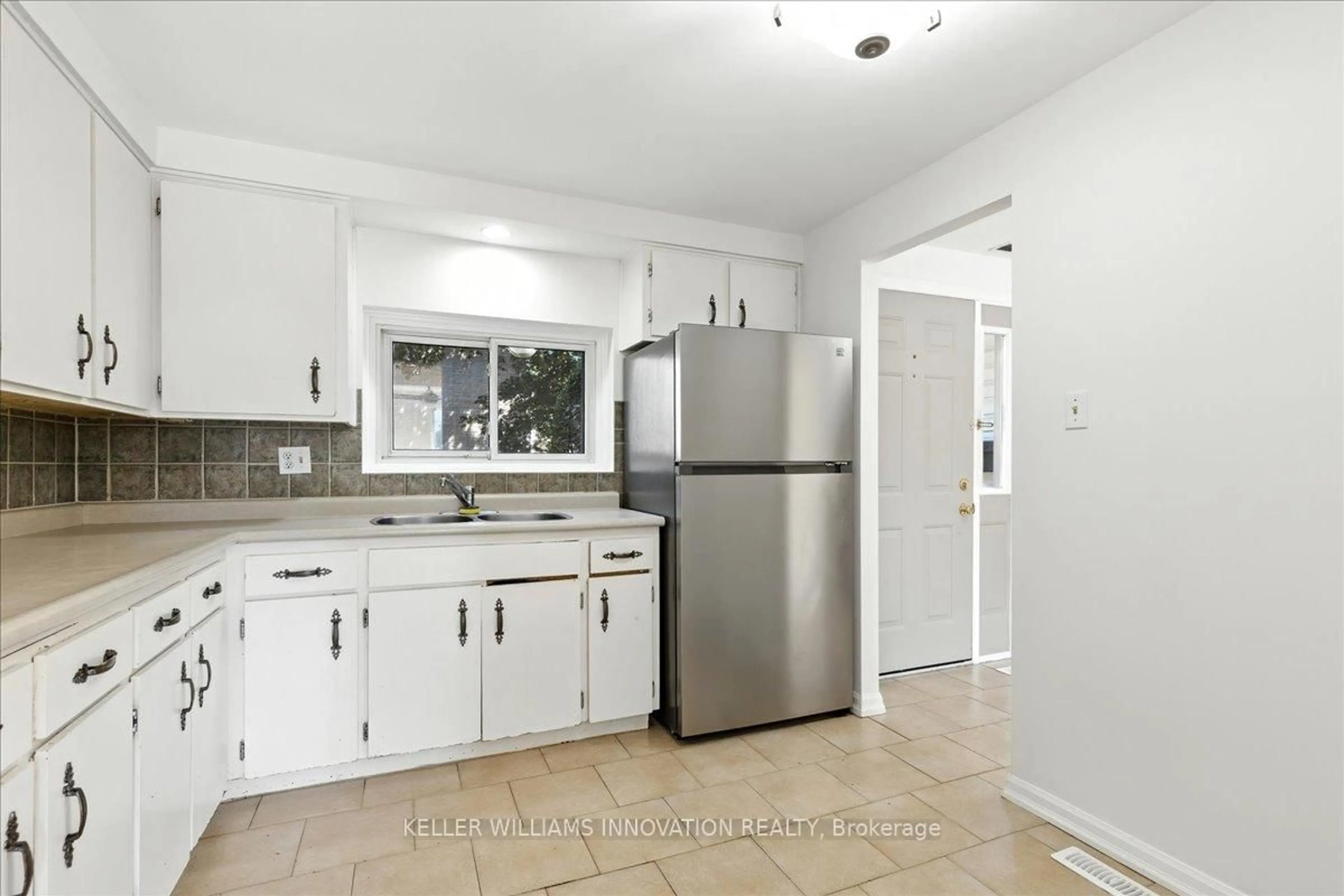 Standard kitchen, ceramic/tile floor for 11 Grand River Blvd #29, Kitchener Ontario N2A 2T2