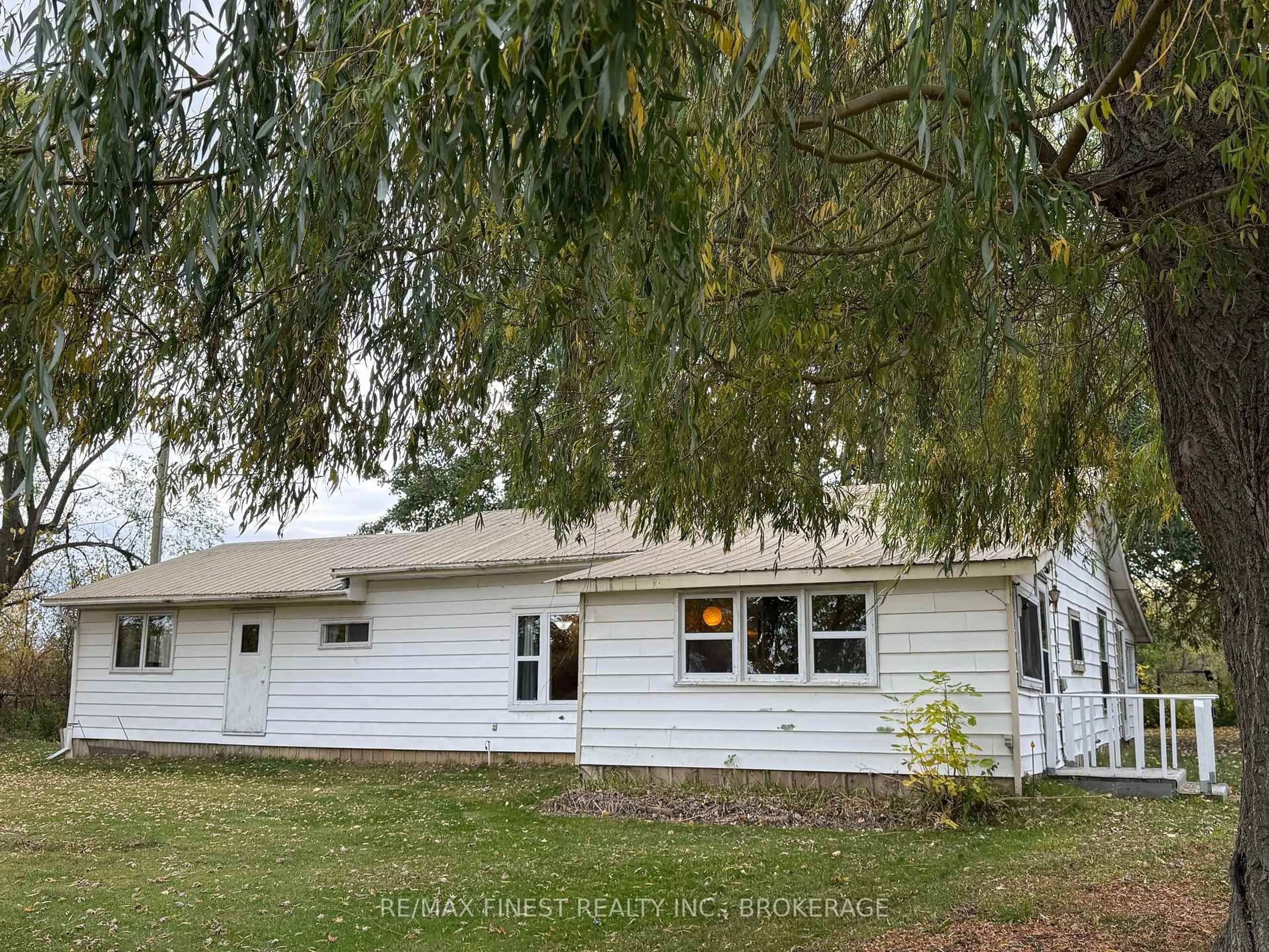 Home with vinyl exterior material, unknown for 1623 Road 96, Wolfe Island Ontario K0H 2Y0