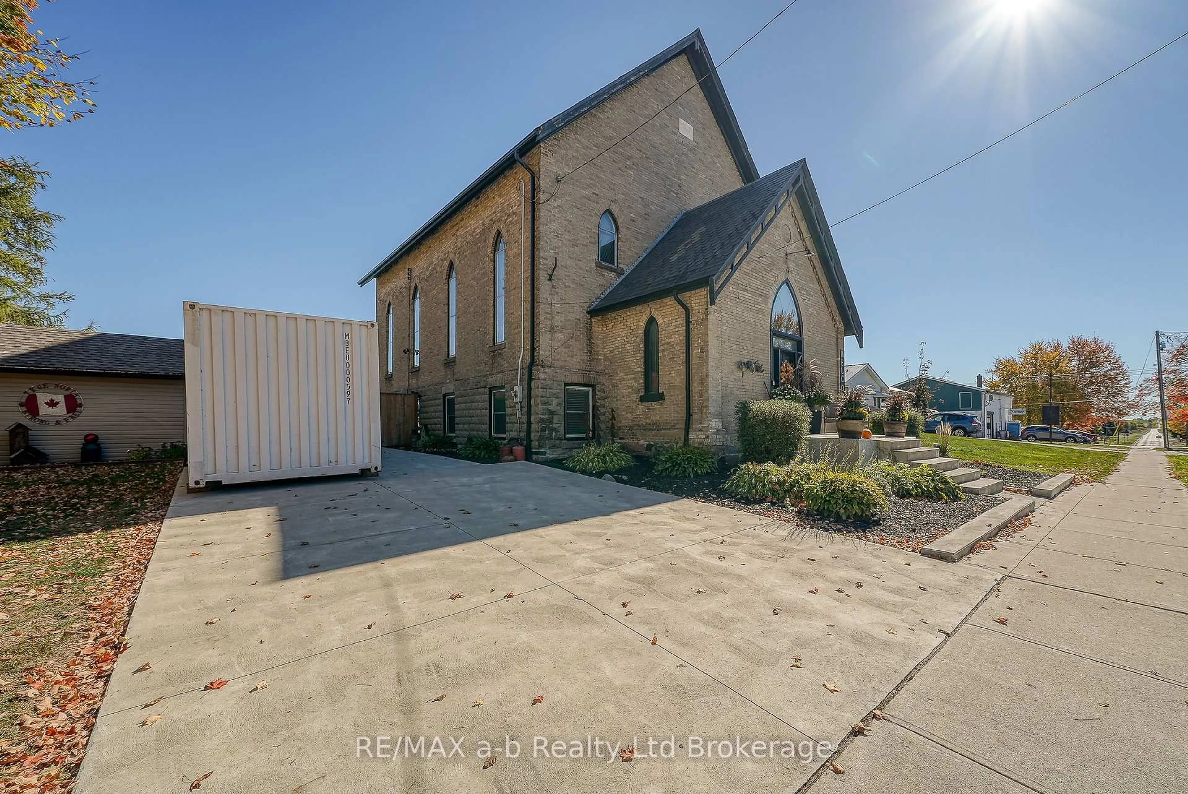 A pic from outside/outdoor area/front of a property/back of a property/a pic from drone, street for 5924 Putnam Rd, Thames Centre Ontario N0L 2J0