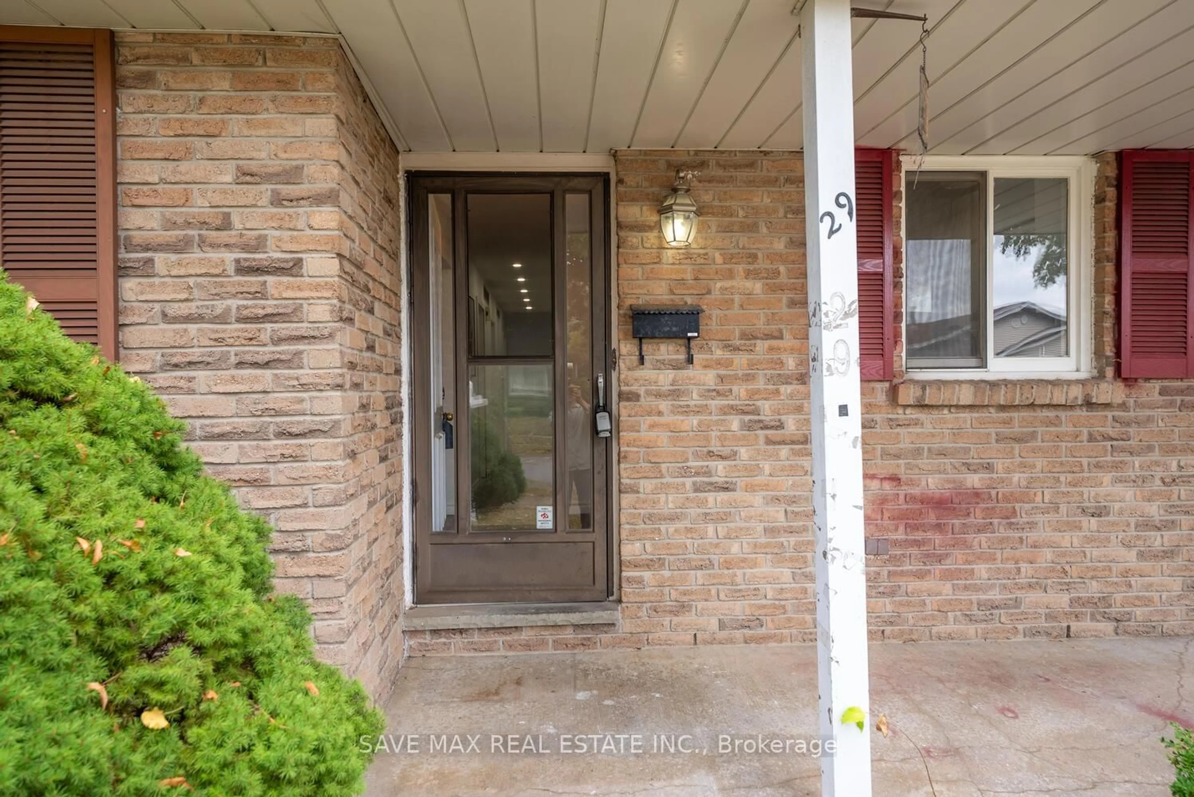 Indoor entryway for 29 Renny Cres, London South Ontario N6E 2C4