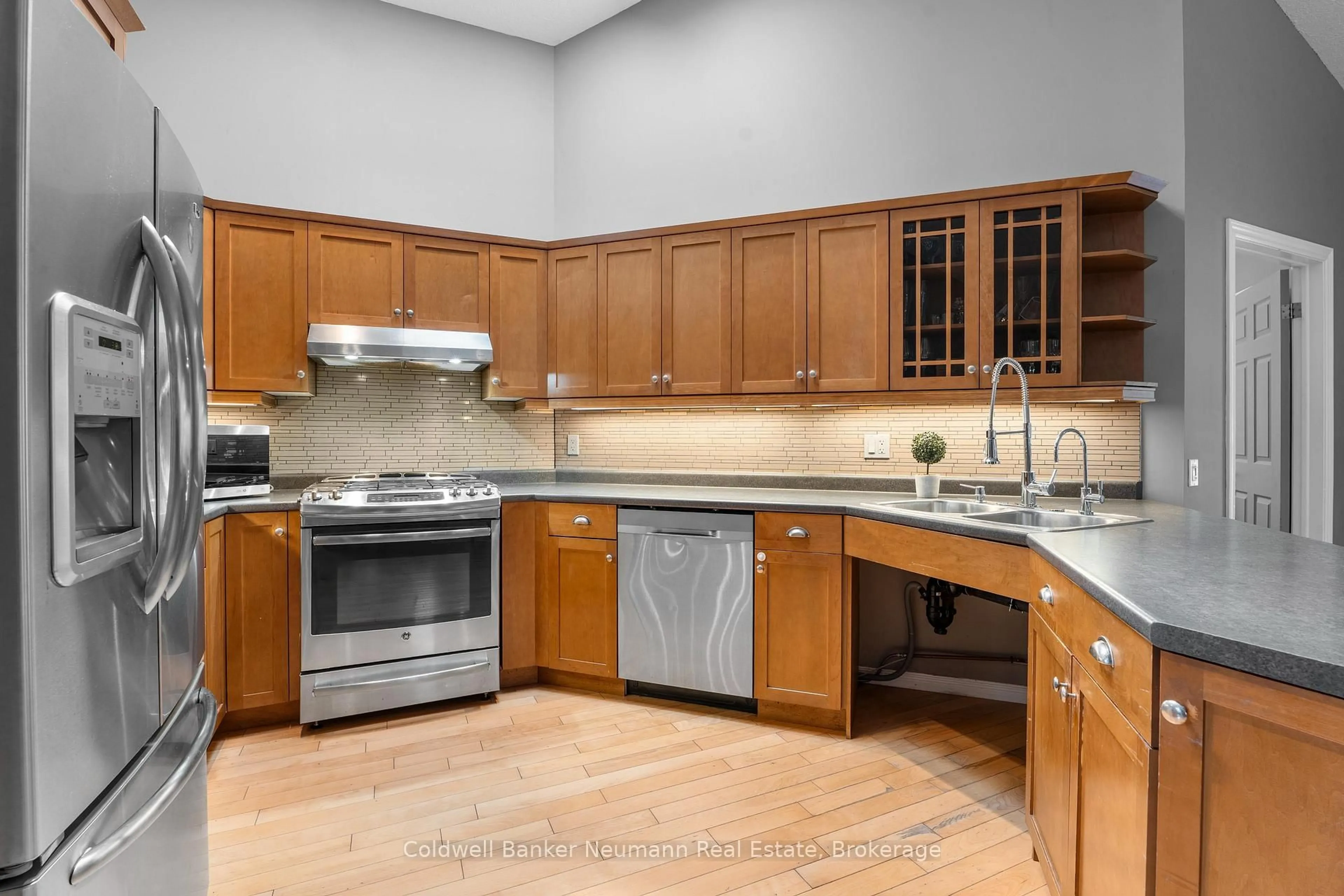 Standard kitchen, unknown for 27 Miller St, Guelph Ontario N1L 1P2