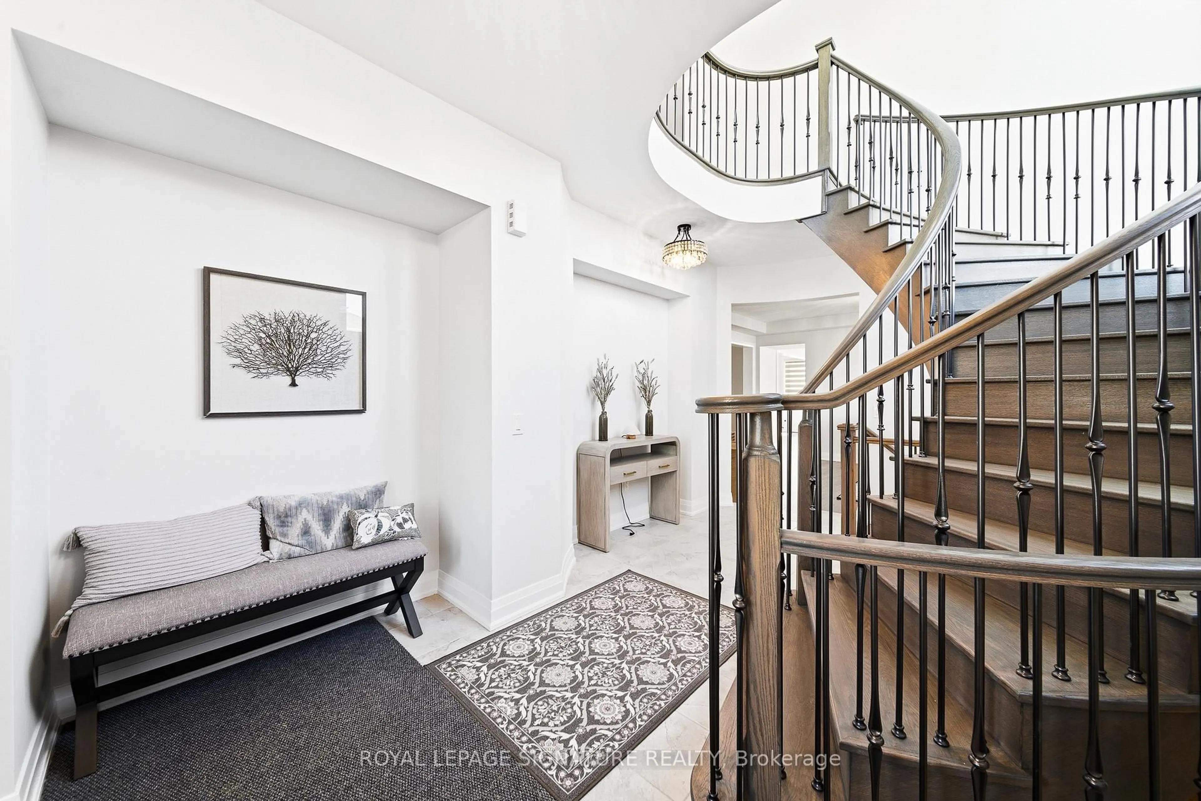 Indoor entryway for 984 Centennial Crt, Woodstock Ontario N4T 0N8