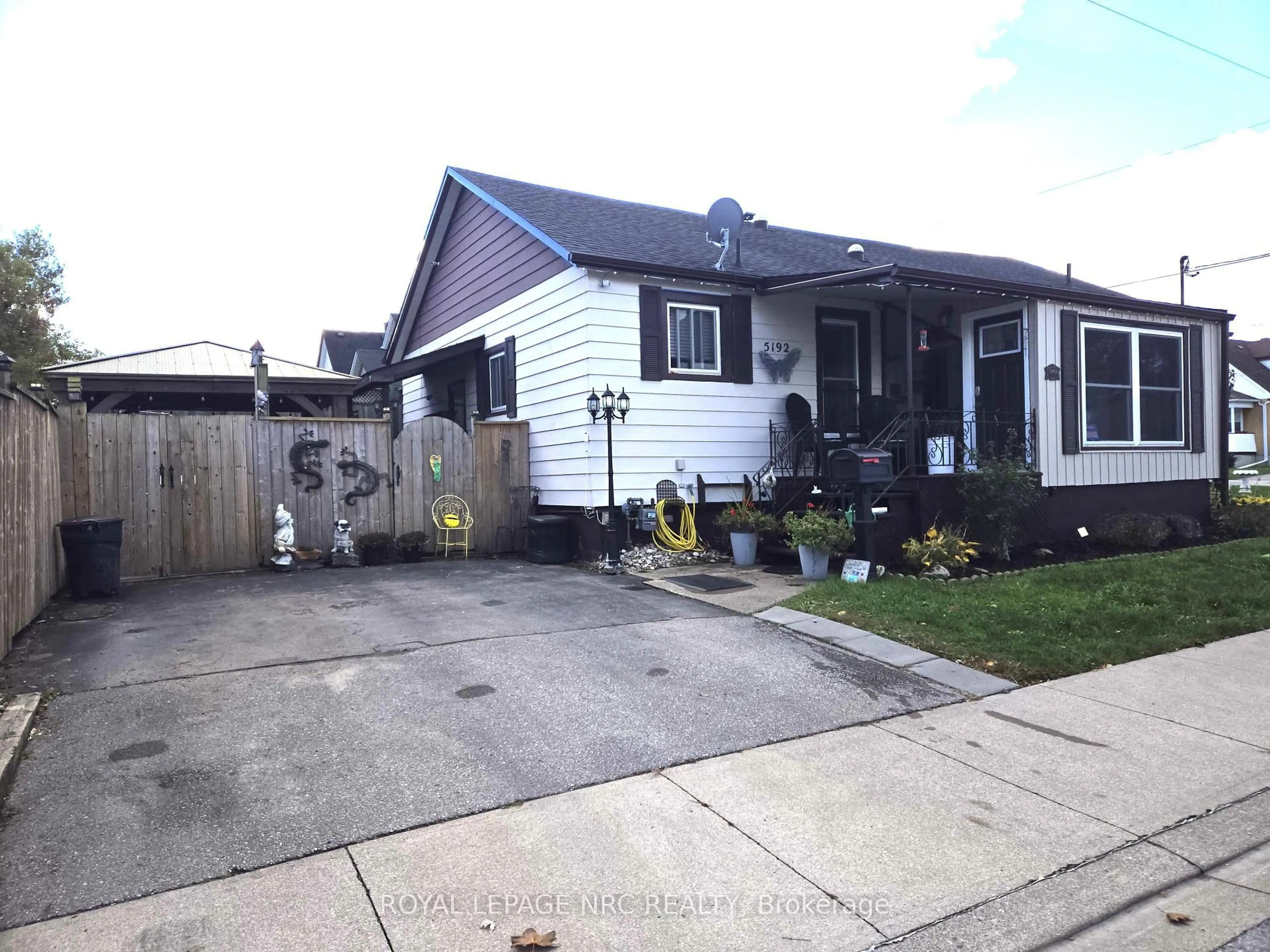 A pic from outside/outdoor area/front of a property/back of a property/a pic from drone, street for 5192 Hamilton St, Niagara Falls Ontario L2E 2W3